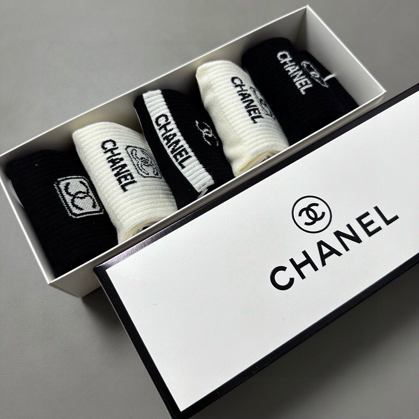 🆕Chanel · 香奈儿❗️香奶奶家新品女款中筒袜子❗️【一盒五双】纯棉材质，柔软舒适透气，提花经典标