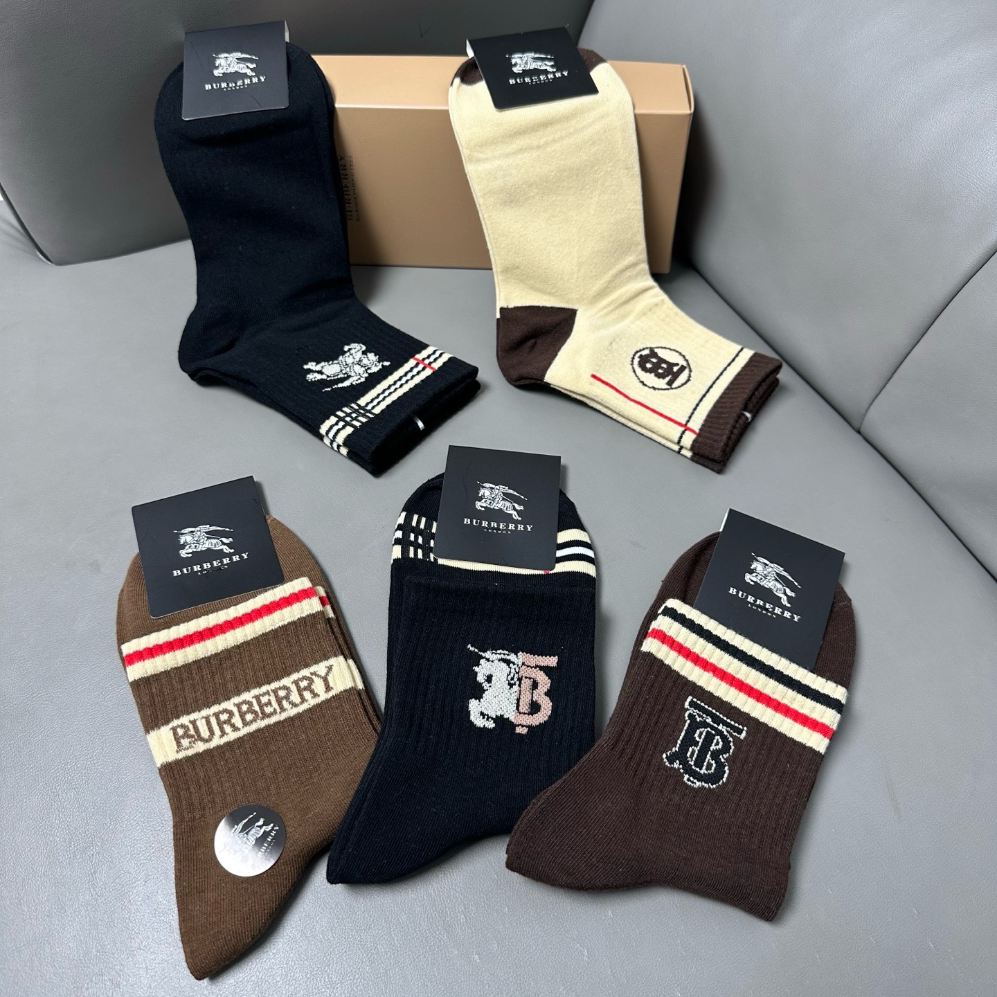 🆕Burberry · 巴宝莉❗️B家新品男款袜子❗️【一盒五双】纯棉材质织造，柔软舒适，提花经典品牌全