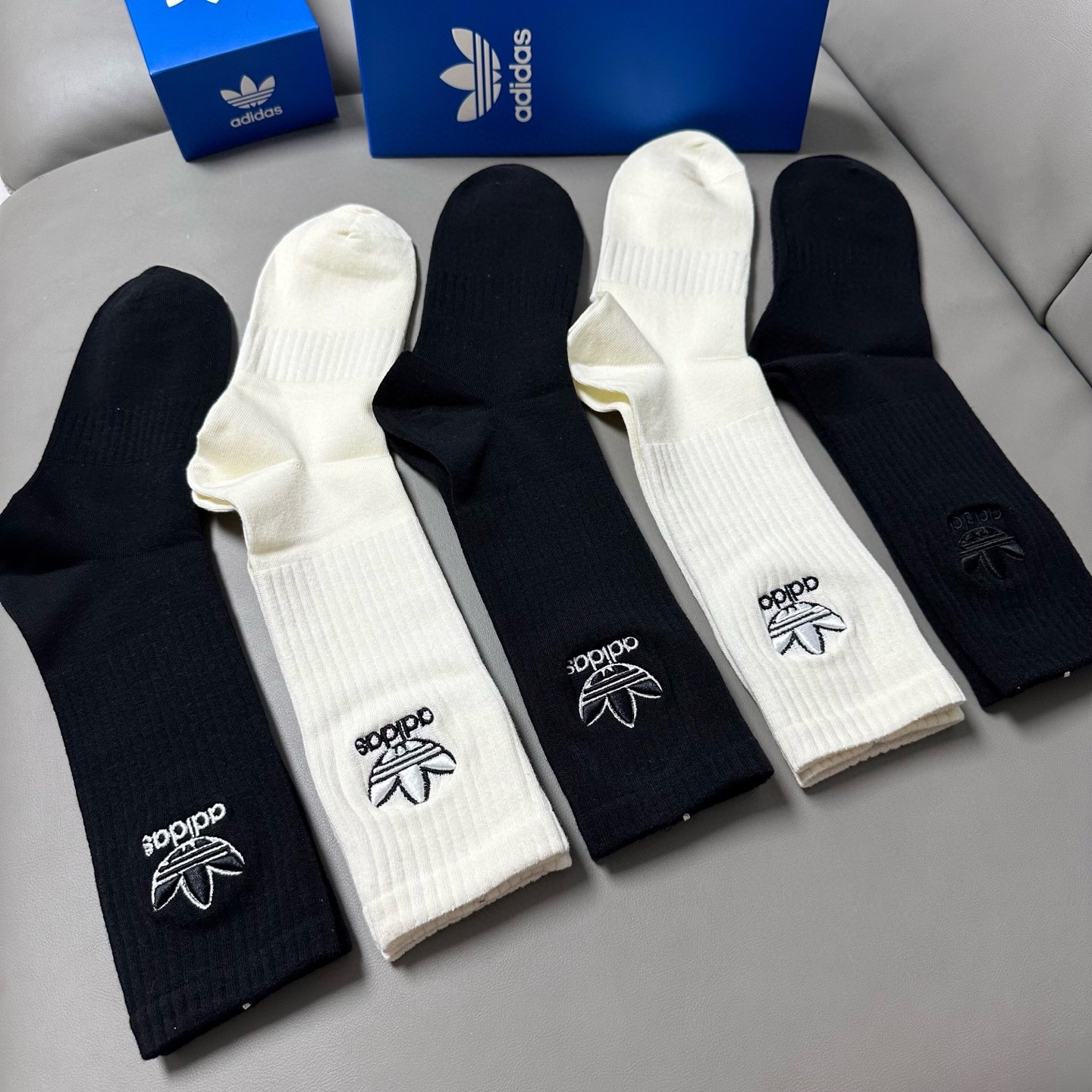 🆕Adidas · 阿迪达斯❗️新品女款长筒袜子，火爆全网的三叶草❗️☘万针刺绣️logo超级nice❗