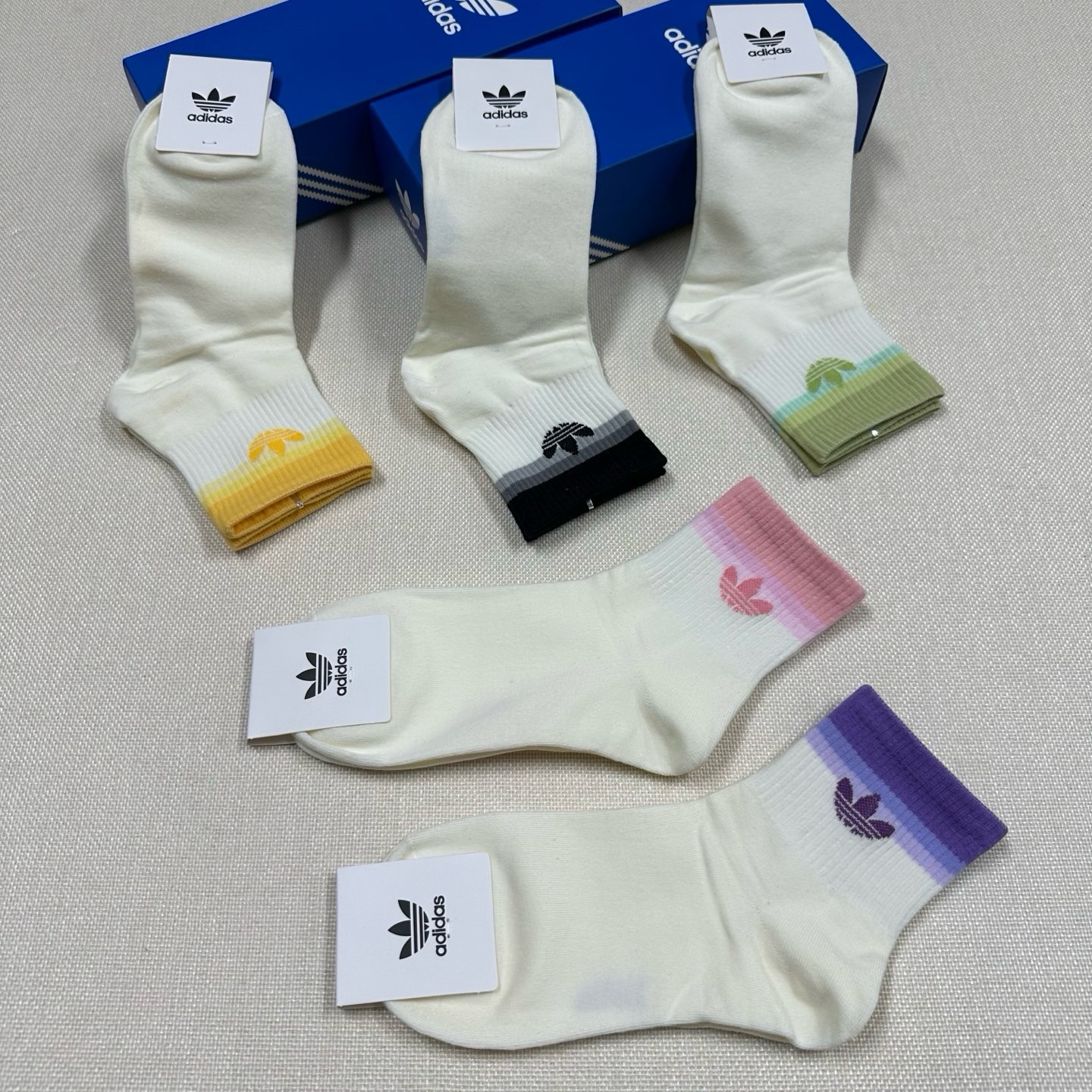 🆕Adidas · 阿迪达斯❗️新品女款中筒袜，火爆全网的三叶草❗️☘️logo超级nice❗️❗️设计