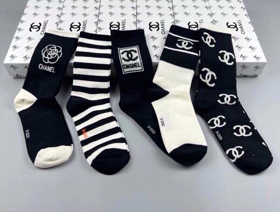 🆕CHANEL · 香奈儿❗️香奶奶家新品女款袜子❗️【一盒五双】纯棉材质，柔软舒适透气，提花经典品牌全