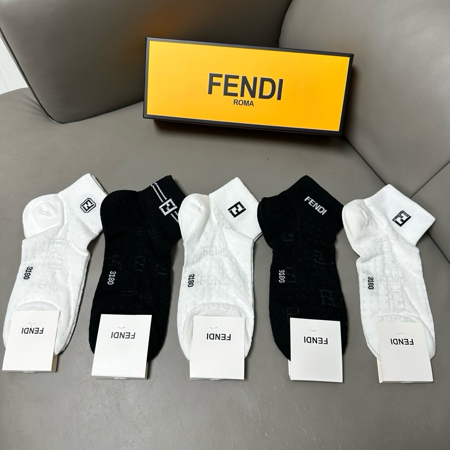 🆕FENDI · 芬迪❗️FF新品女款袜子❗️【一盒五双】提花经典的双F标志，纯棉材质制造，透气舒适，超