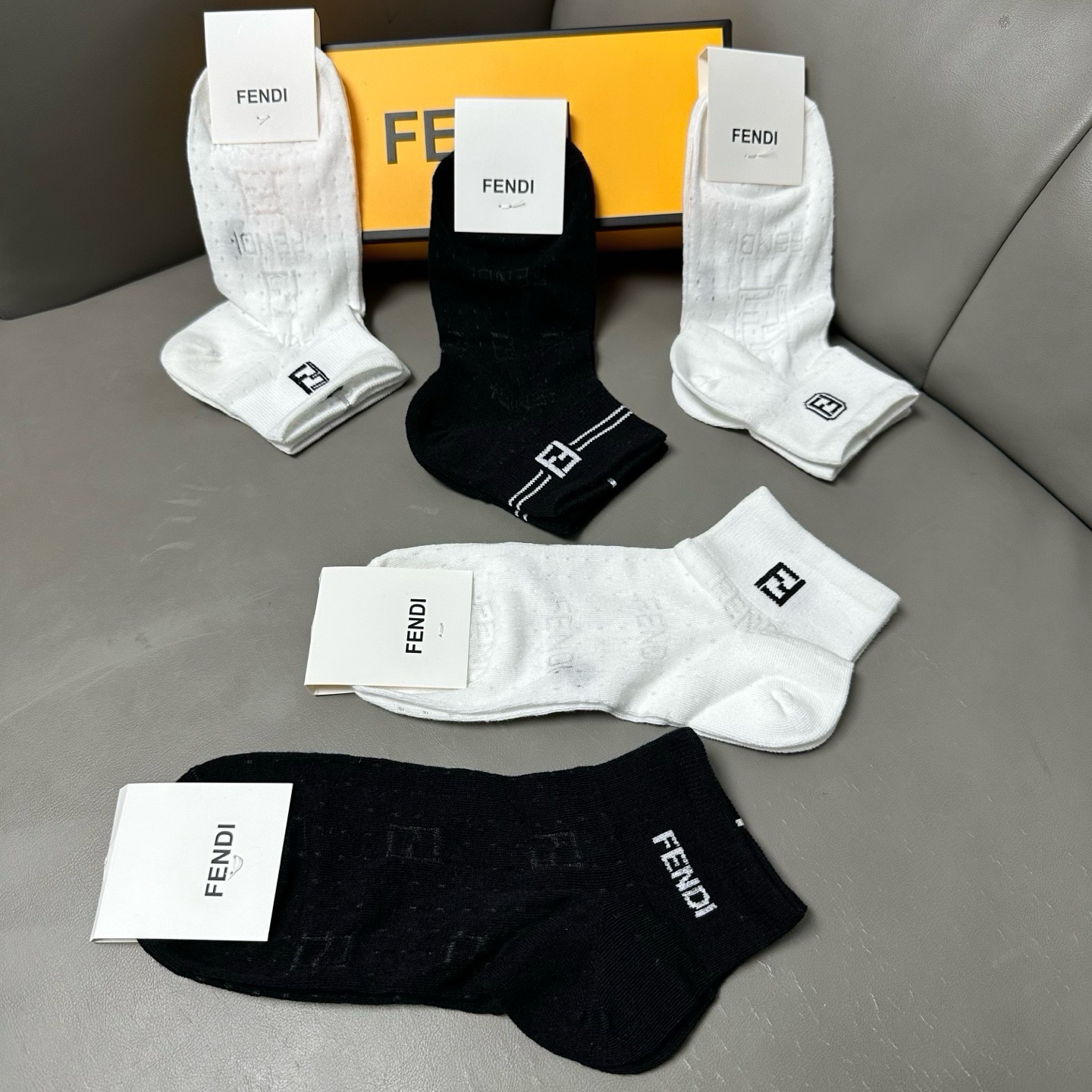 🆕FENDI · 芬迪❗️FF新品女款袜子❗️【一盒五双】提花经典的双F标志，纯棉材质制造，透气舒适，超