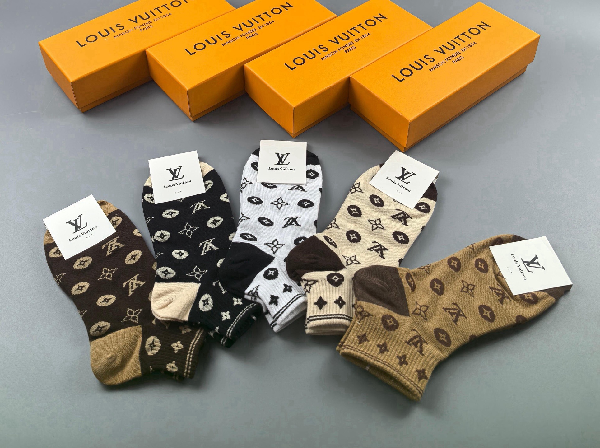 🆕 Louis Vuitton · 路易威登❗️驴家经典女款袜子❗️【一盒五双】纯棉材质，柔软舒适，提花