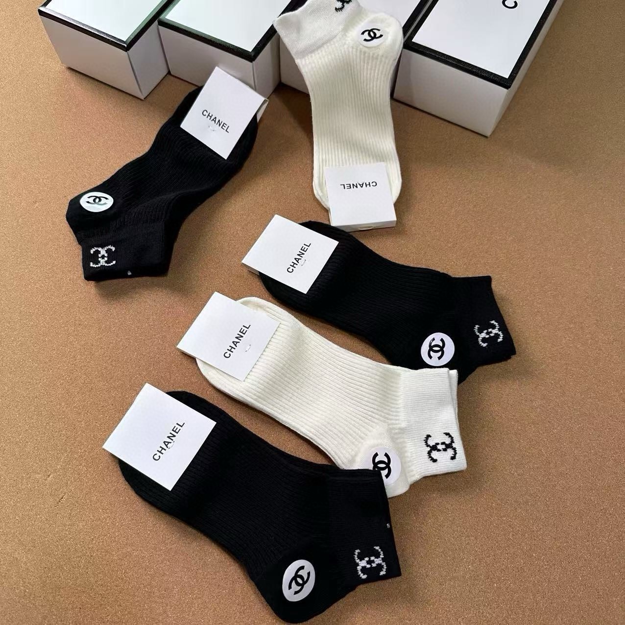 🆕CHANEL · 香奈儿❗️CH新品女款袜子❗️【一盒五双】纯棉材质，提花经典双C标识，炒鸡nice，