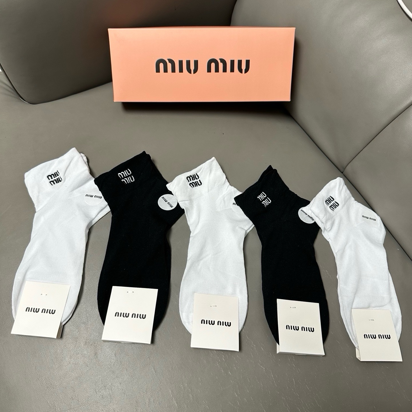🆕 · Miumiu · ❗️缪缪新品女款袜子❗️【一盒五双】轻薄款，经典miumiu字母刺绣，透气柔软