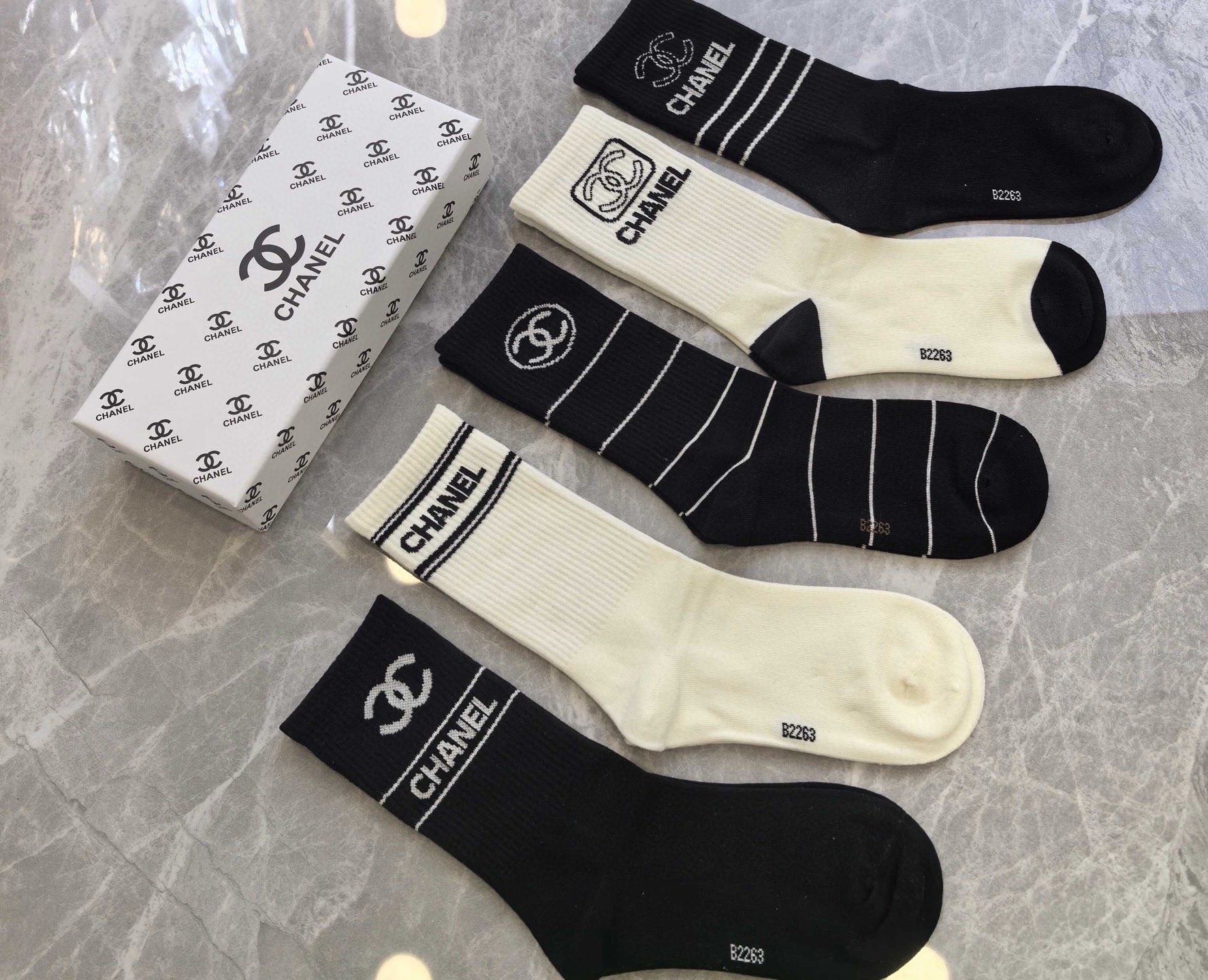 🆕CHANEL · 香奈儿❗️香奶奶家新品女款袜子❗️【一盒五双】纯棉材质，柔软舒适透气，提花经典品牌全