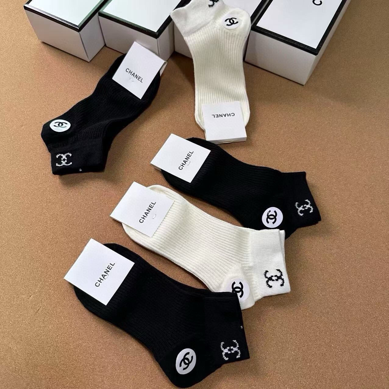 🆕CHANEL · 香奈儿❗️CH新品女款袜子❗️【一盒五双】纯棉材质，提花经典双C标识，炒鸡nice，