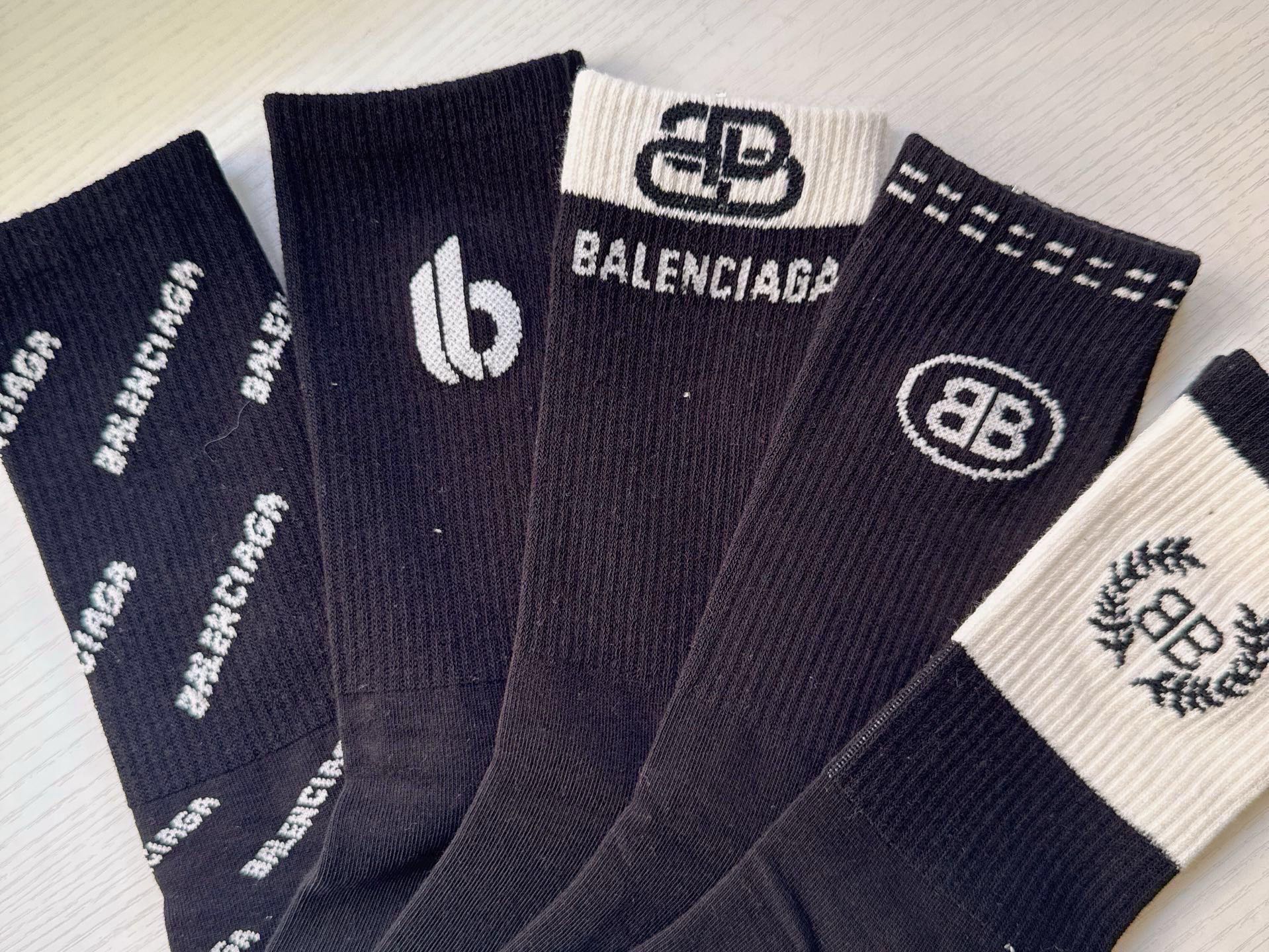 🆕BALENCIAGA · 巴黎世家❗️大巴黎新品女款长筒袜子❗️【一盒五双】纯棉材质织造，上脚柔软舒适