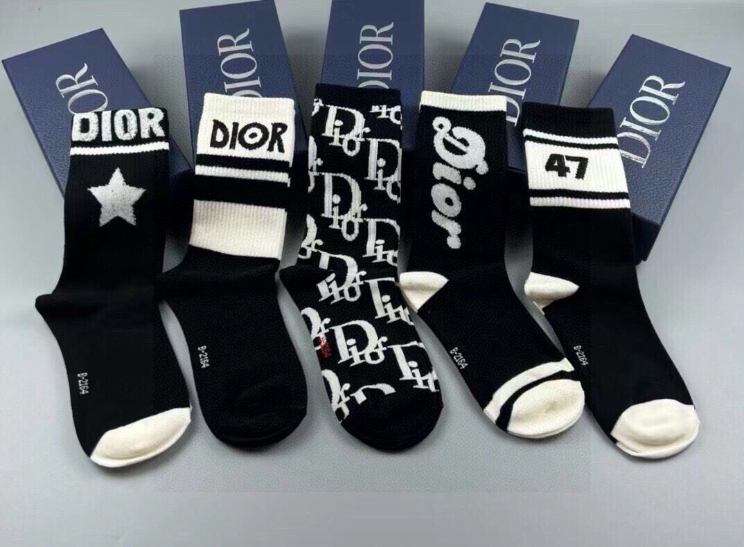 🆕Dior · 迪奥❗️D家新品女款中筒袜子❗️【一盒五双】纯棉材质，上脚柔软舒适，满满的老花经典log