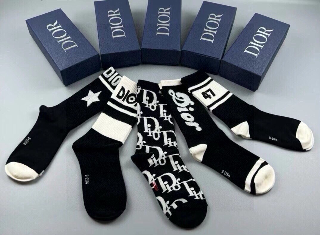 🆕Dior · 迪奥❗️D家新品女款中筒袜子❗️【一盒五双】纯棉材质，上脚柔软舒适，满满的老花经典log