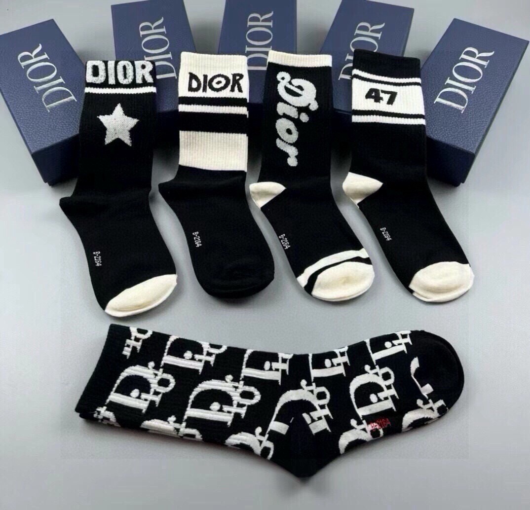 🆕Dior · 迪奥❗️D家新品女款中筒袜子❗️【一盒五双】纯棉材质，上脚柔软舒适，满满的老花经典log