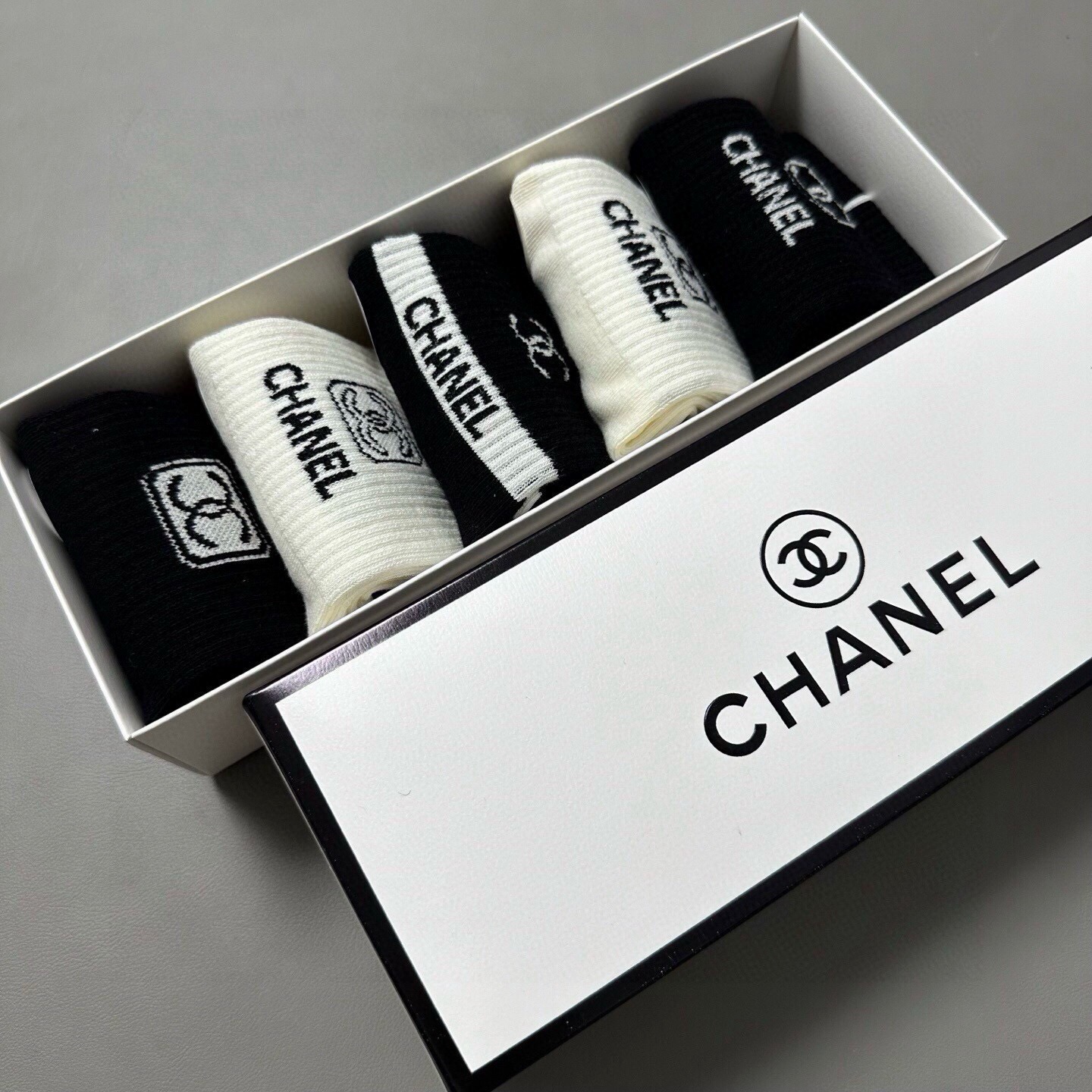 🆕Chanel · 香奈儿❗️香奶奶家新品女款中筒袜子❗️【一盒五双】纯棉材质，柔软舒适透气，提花经典标
