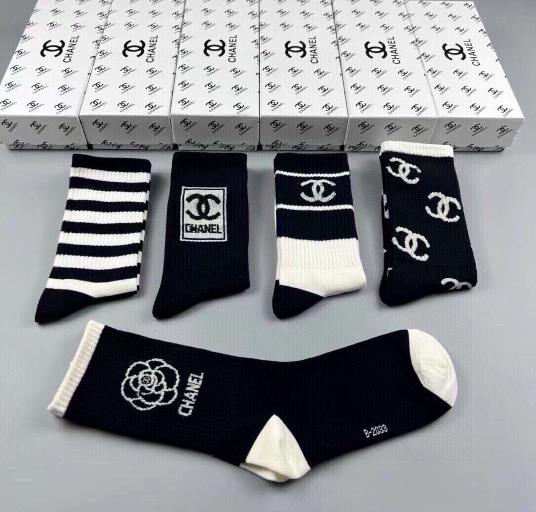 🆕CHANEL · 香奈儿❗️香奶奶家新品女款袜子❗️【一盒五双】纯棉材质，柔软舒适透气，提花经典品牌全