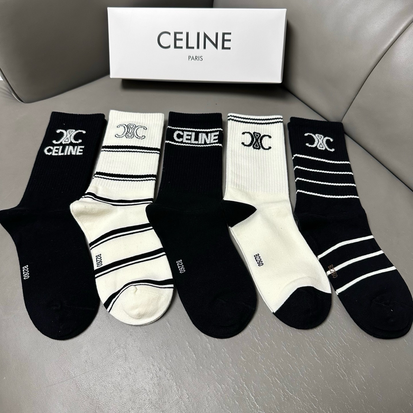 🆕Celine · 赛琳❗️CE家新品女款长筒袜子❗️【一盒五双】纯棉材质，柔软舒适透气，提花经典CE标