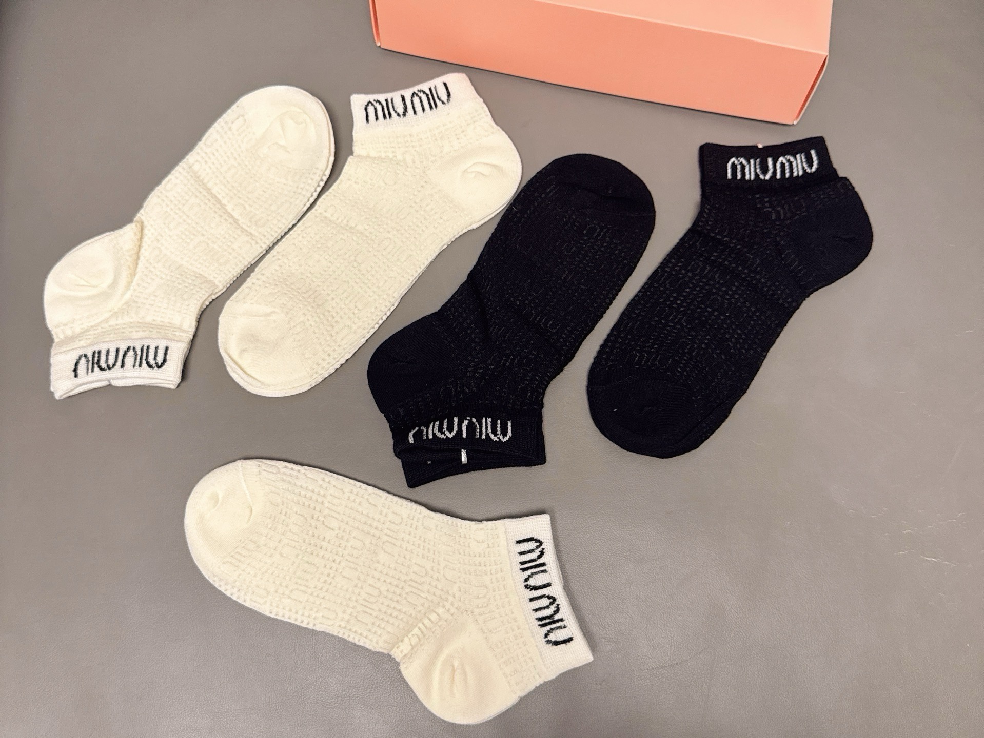 🆕Miumiu · 缪缪新品短袜❗️【一盒五双】提花经典标志，超级nice，实物超漂亮，超火爆小单品，大