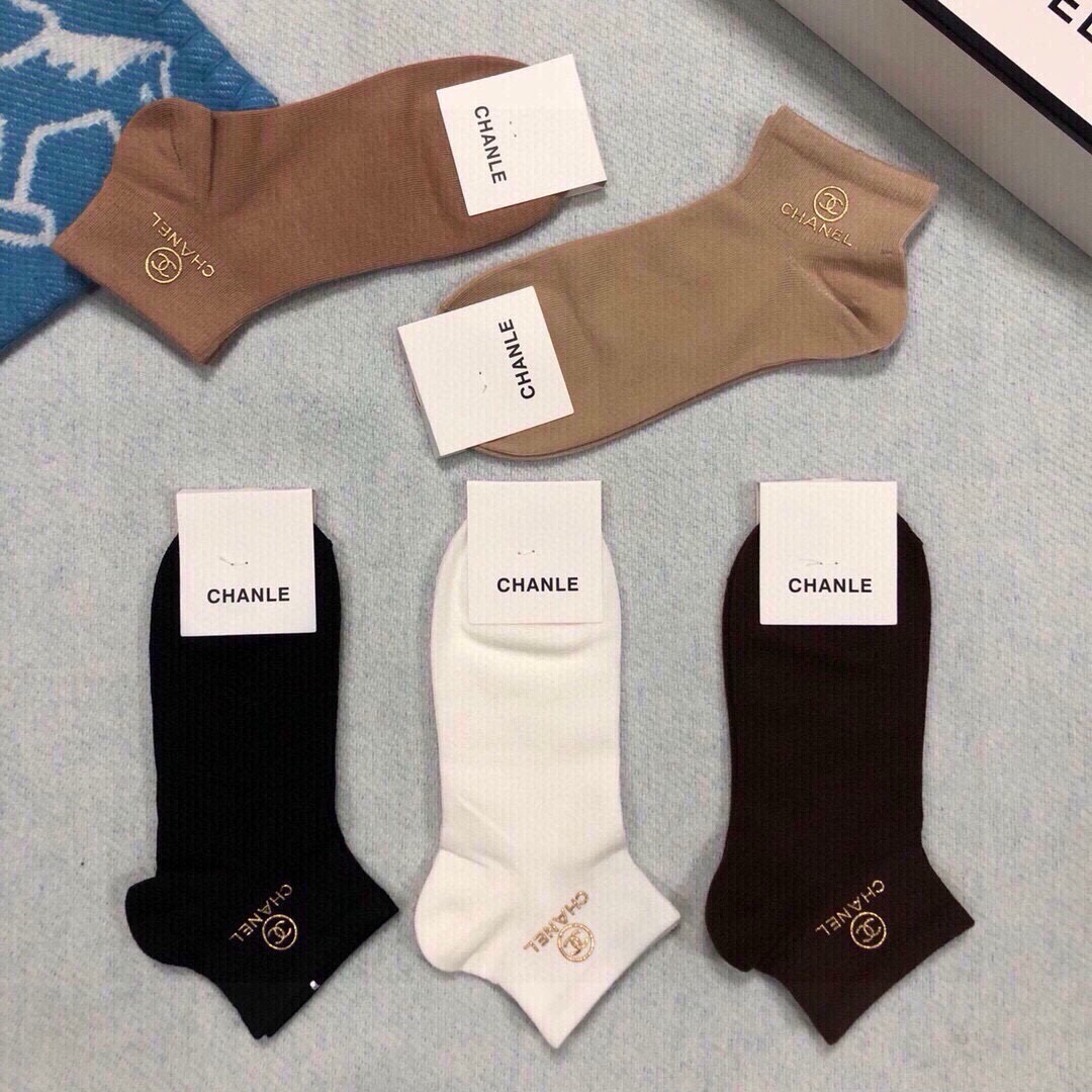 🆕CHANEL · 香奈儿❗️香奶奶家新品女款袜子❗️【一盒五双】纯棉材质，柔软舒适透气，罗口烫金经典品