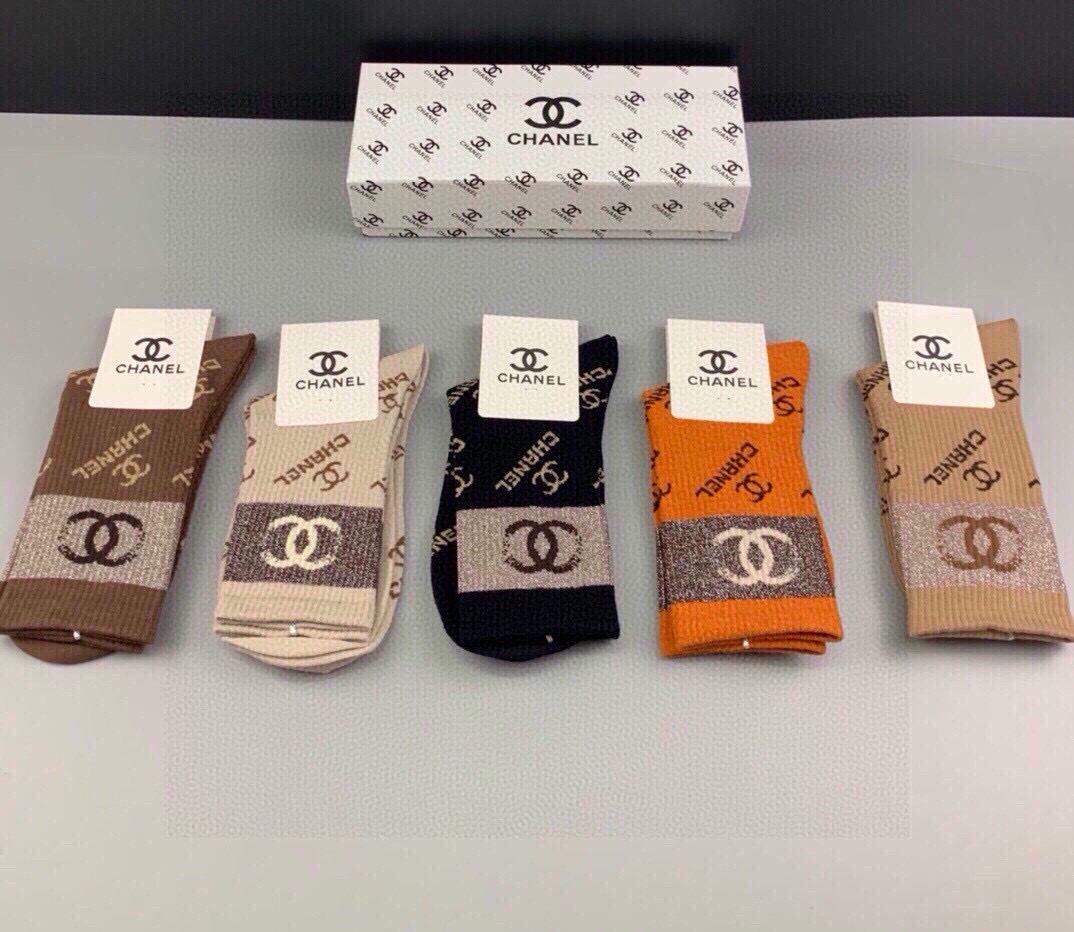 🆕CHANEL · 香奈儿❗️香奶奶家新品女款中筒袜子❗️【一盒五双】纯棉材质，柔软舒适透气，罗口提花经