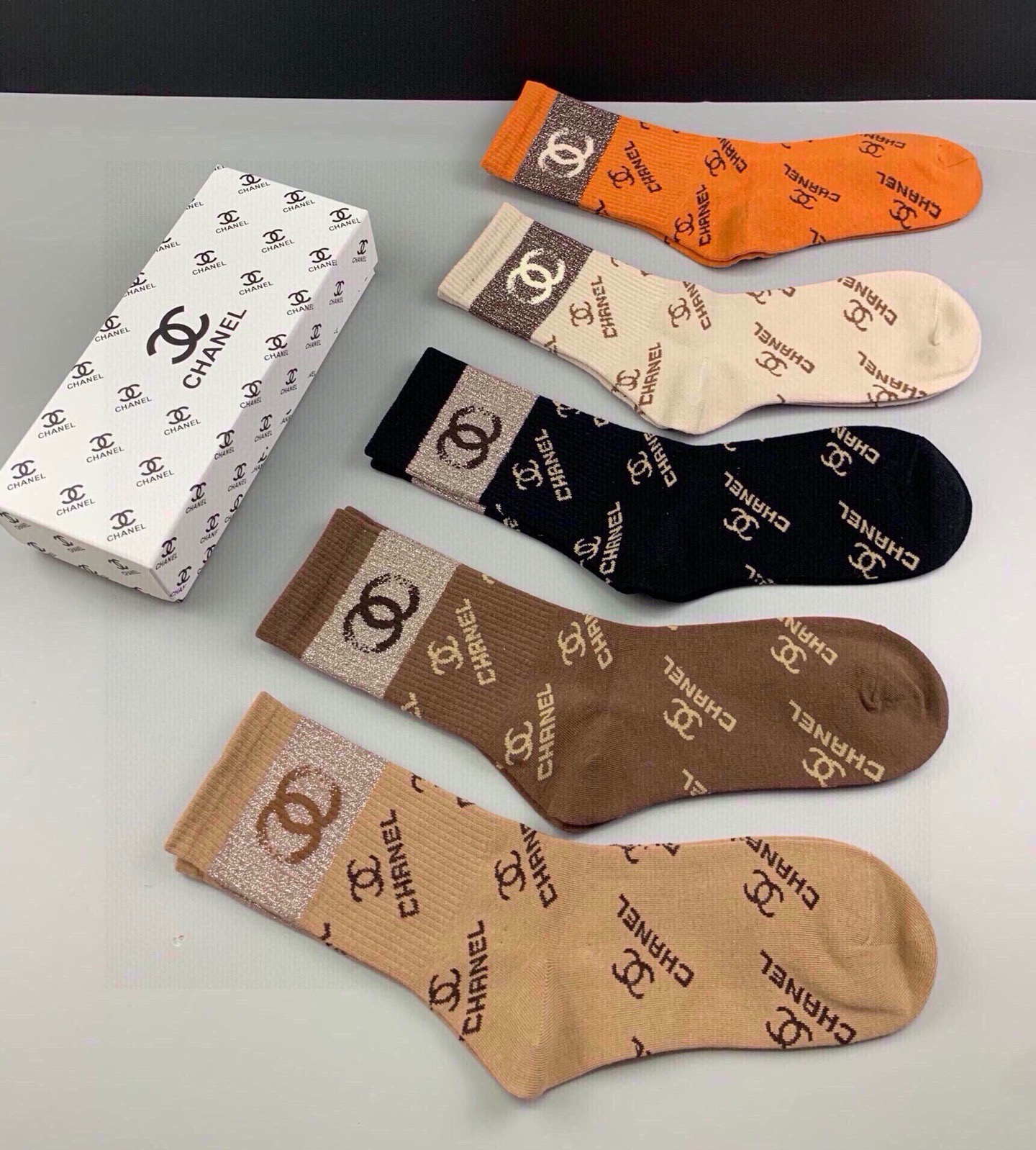 🆕CHANEL · 香奈儿❗️香奶奶家新品女款中筒袜子❗️【一盒五双】纯棉材质，柔软舒适透气，罗口提花经