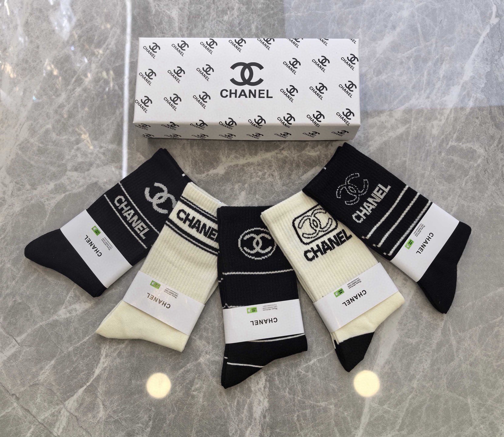 🆕CHANEL · 香奈儿❗️香奶奶家新品女款袜子❗️【一盒五双】纯棉材质，柔软舒适透气，提花经典品牌全