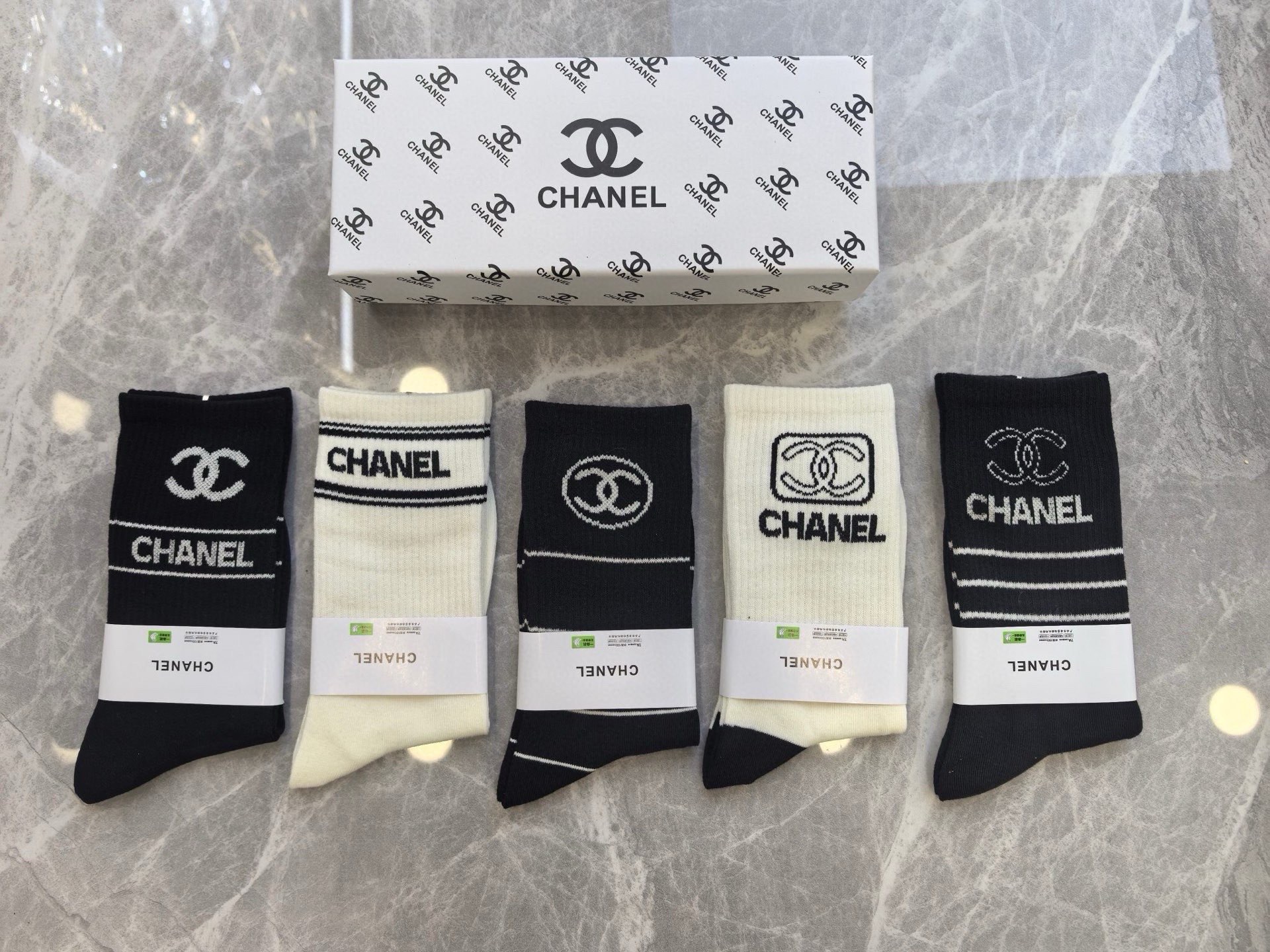 🆕CHANEL · 香奈儿❗️香奶奶家新品女款袜子❗️【一盒五双】纯棉材质，柔软舒适透气，提花经典品牌全