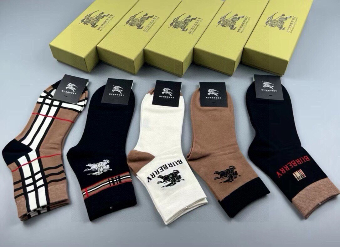 NO:880865,Burberry · Burberry B's new men's socks [five pairs in a box] are made of pure cotton material, soft and comfortable, and the jacquard classic brand's full name letters are matched with the never-ending classic BAG, which fully demonstrates the low-key luxury style of the brand for men. Ins is a super popular small item, a big name goes out, and a must-have for fashionable people. Super easy to match socks, stockings, socks, burberry, burberry, socks19860909 Burberry · 巴宝莉B家新品男款袜子【一盒五双】纯棉材质织造,柔软舒适,提花经典品牌全称字母搭配永不落幕的经典巴格,完全彰显该品牌男士的低调奢华风格ins超火爆小单品,大牌出街,潮人必备超好搭袜子,丝袜,袜子,burberry,burberry,socks,accessory