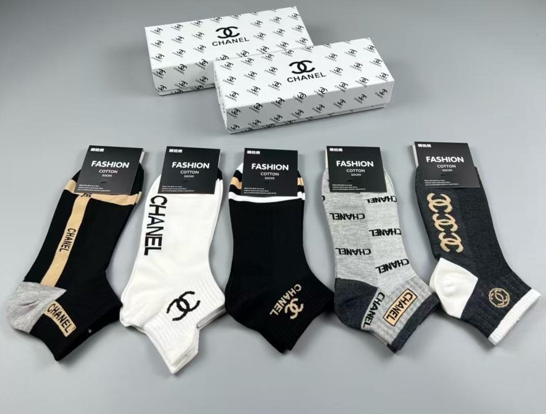 NO:920168,CHANEL · Chanel Grandma's classic men's socks [five pairs in a box] pure cotton material, soft, comfortable and breathable, jacquard classic brand full name logo, fried chicken nice, big name outings, fashionable people must-have super matching socks, stockings, socks, chanel, chanel, socks19860909 CHANEL · 香奈儿香奶奶家经典男款袜子【一盒五双】纯棉材质,柔软舒适透气,提花经典品牌全称logo,炒鸡nice,大牌出街,潮人必备超好搭袜子,丝袜,袜子,chanel,chanel,socks,accessory