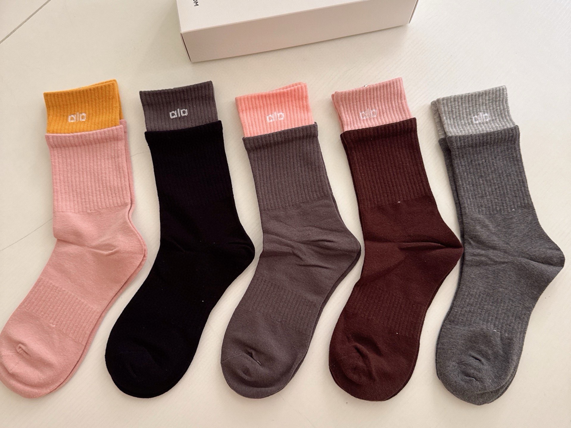 NO:920169,· alo ·alo new women's long socks [five pairs in a box] jacquard classic letter logo, made of pure cotton material, breathable and comfortable, super nice and super popular small items, big names on the street, fashionable people must have super easy-to-match socks, stockings, socks, socks19860909 · alo ·alo新品女款长筒袜子【一盒五双】提花经典字母标志,纯棉材质制造,透气舒适,超级nice超火爆小单品,大牌出街,潮人必备超好搭袜子,丝袜,袜子,socks,accessory