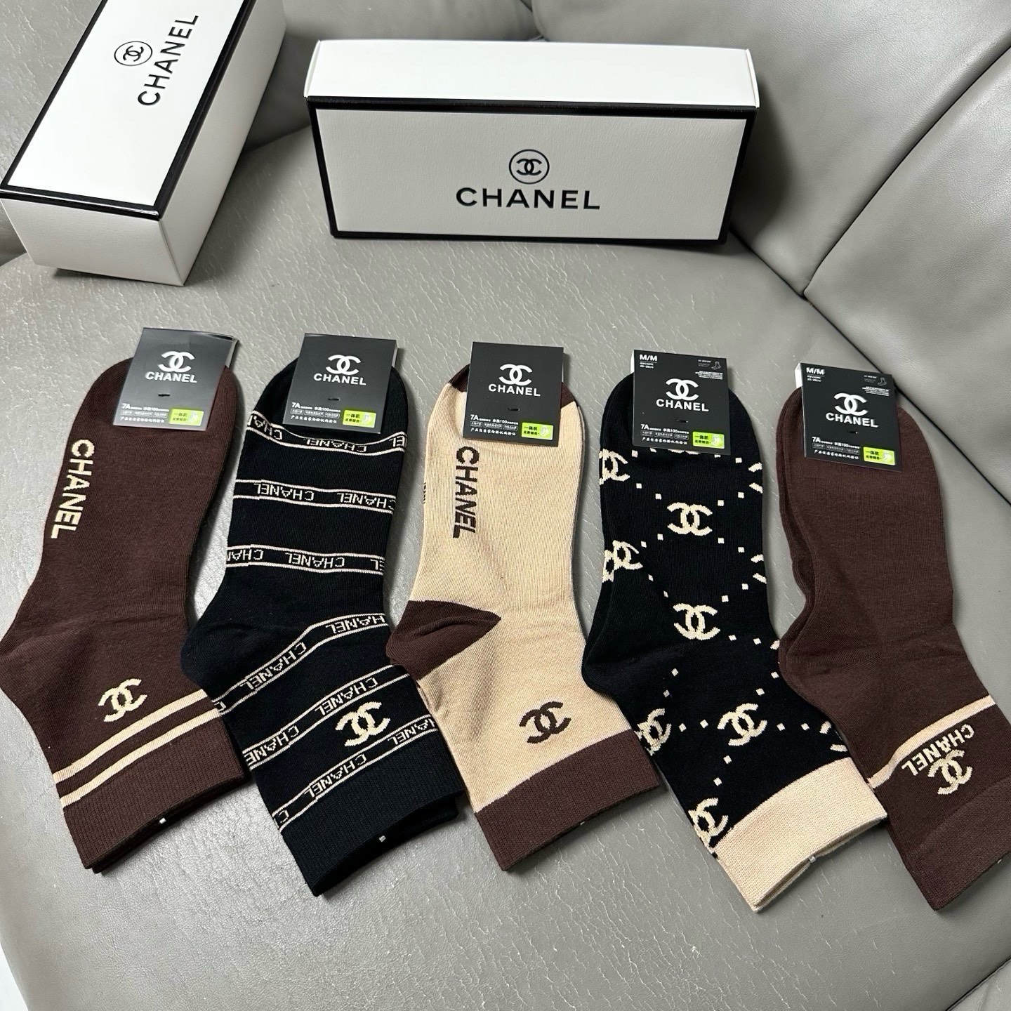 NO:920203,Chanel · Chanel CH's new men's mid-calf socks [five pairs in a box] pure cotton material, soft, comfortable and breathable, jacquard classic logo, fried chicken nice, big-name streetwear, fashionable people must-have super matching socks, stockings, socks, chanel, chanel, socks19860909 Chanel · 香奈儿CH家新品男款中筒袜子【一盒五双】纯棉材质,柔软舒适透气,提花经典标志,炒鸡nice,大牌出街,潮人必备超好搭袜子,丝袜,袜子,chanel,chanel,socks,accessory