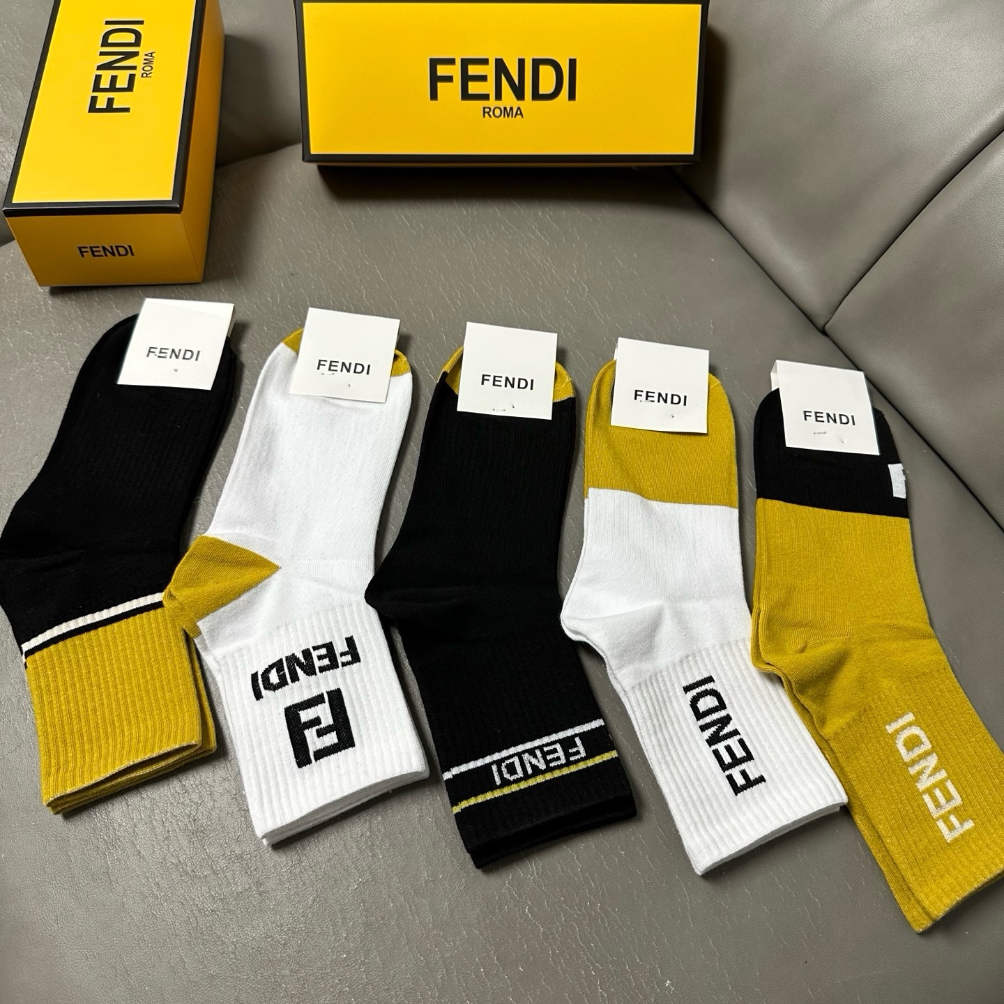 NO:920221,FENDI · Fendi FF new mid-calf women's socks [five pairs in a box] super classic double F logo, made of pure cotton material, breathable and comfortable, super nice and super popular small item, big name outing, fashionable people must have super easy to match socks, stockings, socks, fendi, fendi, socks19860909 FENDI · 芬迪FF新品中筒女款袜子【一盒五双】超级经典的双F标志,纯棉材质制造,透气舒适,超级nice超火爆小单品,大牌出街,潮人必备超好搭袜子,丝袜,袜子,fendi,fendi,socks,accessory