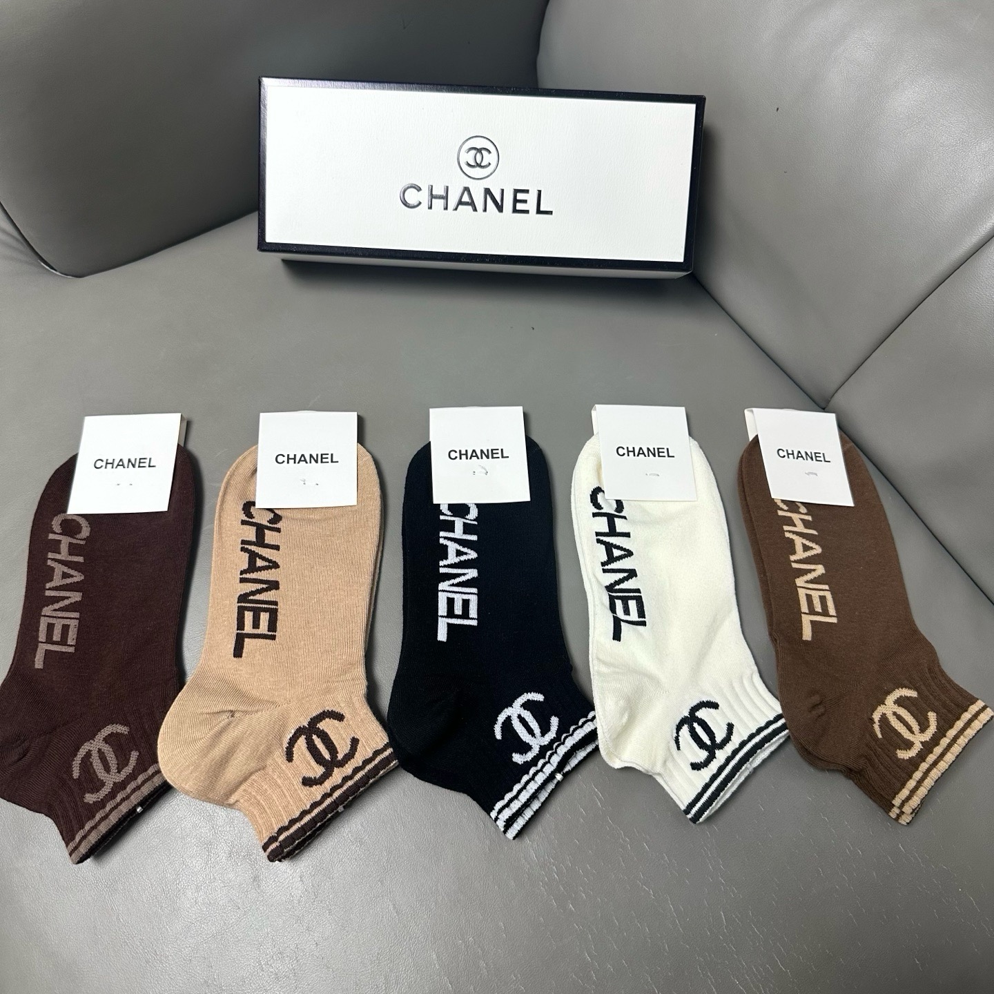 NO:920247,CHANEL · Chanel Xiaoxiang's new women's socks [five pairs in a box] pure cotton material, soft, comfortable and breathable, classic double C logo, fried chicken and nice, big-name streetwear, fashionable people must-have super matching socks, stockings, socks, chanel, chanel, socks19860909 CHANEL · 香奈儿小香新品女款袜子【一盒五双】纯棉材质,柔软舒适透气,经典双C标识,炒鸡nice,大牌出街,潮人必备超好搭袜子,丝袜,袜子,chanel,chanel,socks,accessory