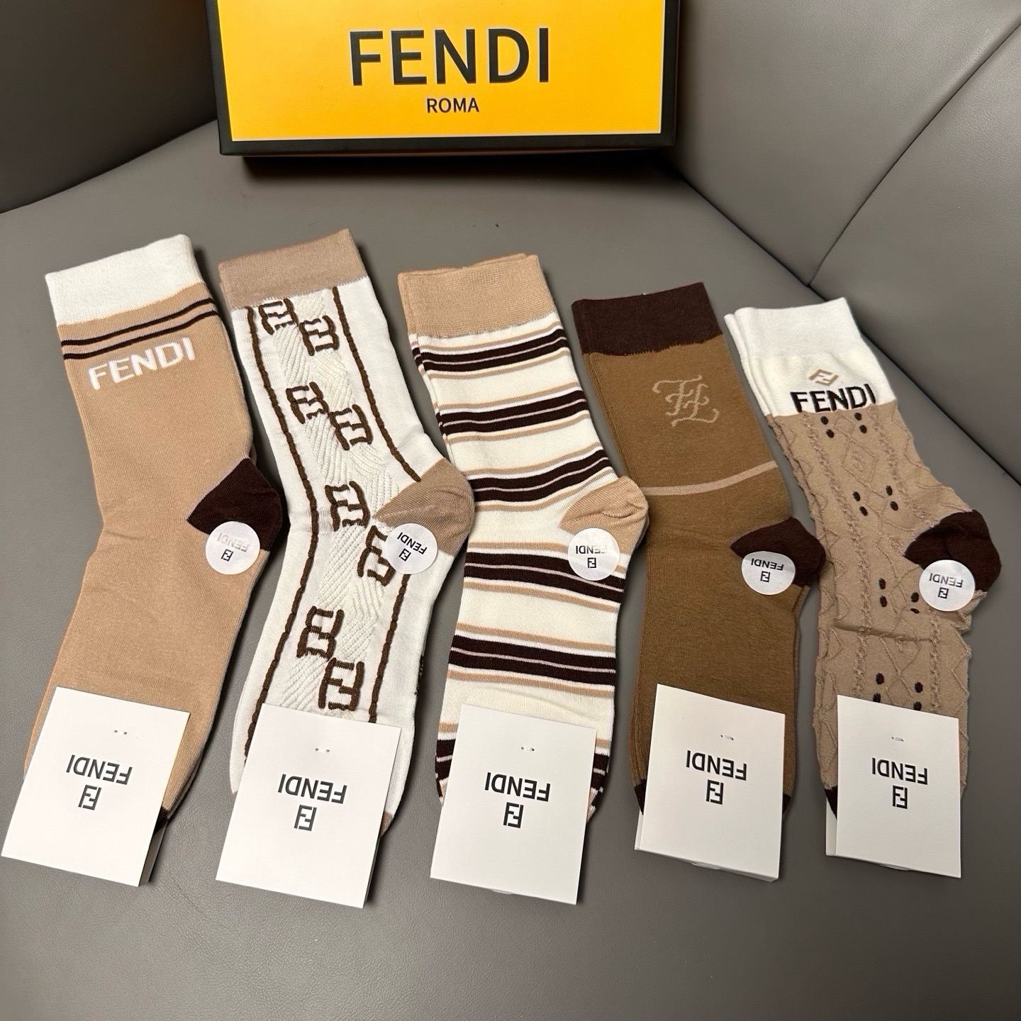 NO:920253,FENDI · Fendi Galeries Lafayette's new long socks [five pairs in a box] super classic double F logo, made of bamboo cotton material, breathable and comfortable, super nice and super popular small item, big name outing, fashionable people must have super easy to match socks, stockings, socks, fendi, fendi, socks19860909 FENDI · 芬迪老佛爷家新品长筒袜子【一盒五双】超级经典的双F标志,竹棉材质制造,透气舒适,超级nice超火爆小单品,大牌出街,潮人必备超好搭袜子,丝袜,袜子,fendi,fendi,socks,accessory