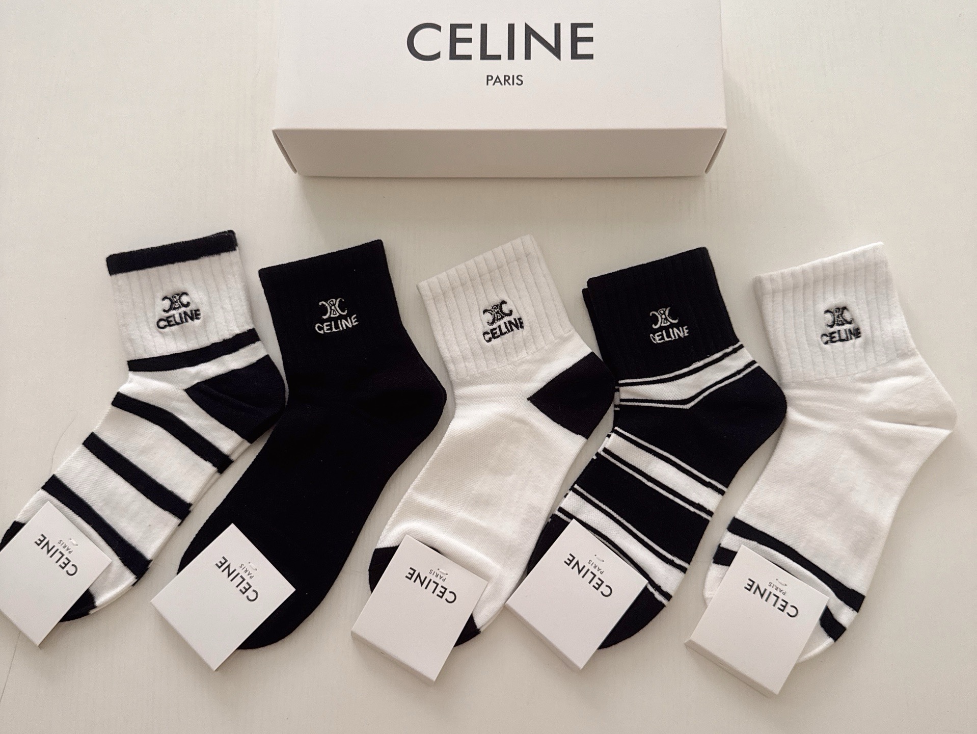 NO:920586,CELINE · Celine's new women's mid-calf socks, [five pairs in a box] embroidered classic logo, made of pure cotton material, breathable and comfortable, super nice and popular small items, big names on the street, fashionable people must-have super easy-to-match socks, stockings, socks, celine, celine, socks19860909 CELINE · 赛琳新品女款中筒袜,【一盒五双】刺绣经典标志,纯棉材质制造,透气舒适,超级nice超火爆小单品,大牌出街,潮人必备超好搭袜子,丝袜,袜子,celine,celine,socks,accessory