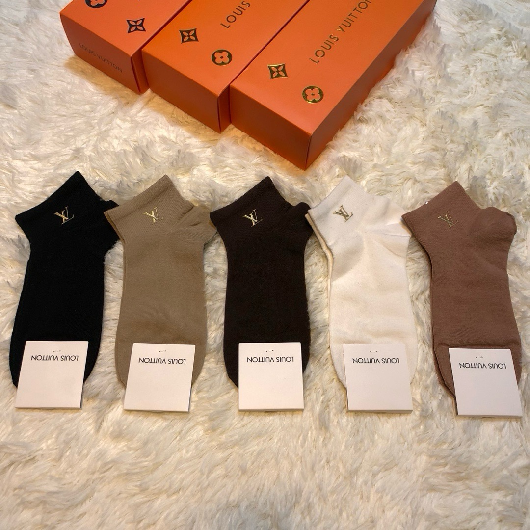 NO:920607,Louis Vuitton · Louis Vuitton's new women's socks [five pairs in a box] are made of pure cotton, soft and comfortable, hot-printed with the classic LV logo, good-looking big-name brands, fashionable people's must-have socks, stockings, socks, louis vuitton, louis vuitton, louis vuitton, louis vuitton, louis vuitton, socks19860909 Louis Vuitton · 路易威登大驴家新品女款袜子【一盒五双】纯棉材质,柔软舒适,烫印经典LV标志,炒鸡好看大牌出街,潮人必备超好搭袜子,丝袜,袜子,louis vuitton,louis vuitton,louis vuitton,louis vuitton,louis vuitton,socks,accessory