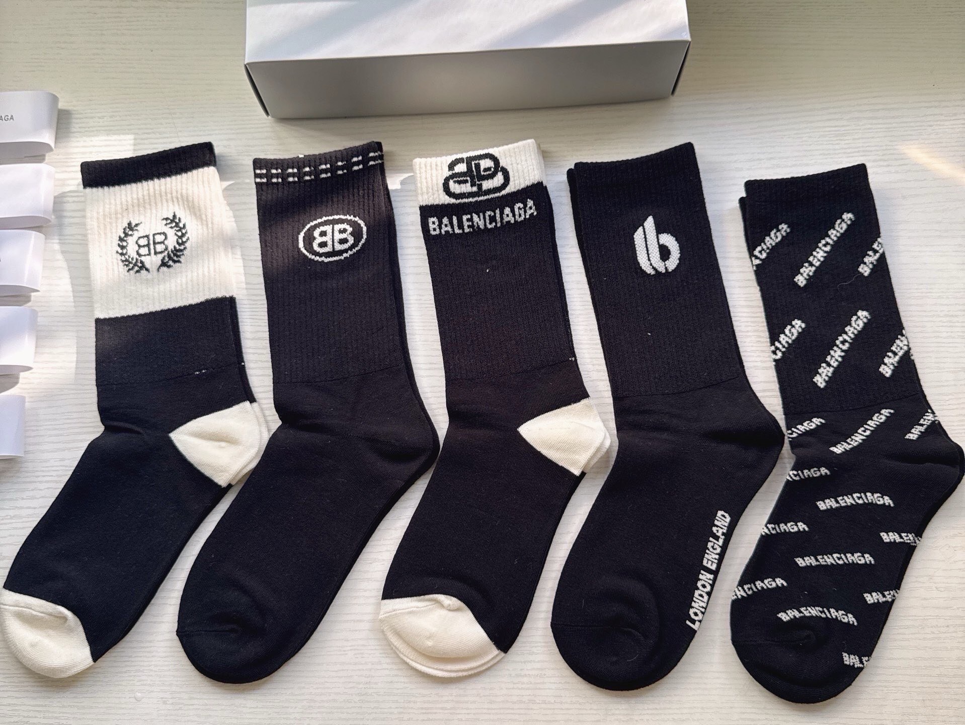 NO:940086,BALENCIAGA · Balenciaga Paris' new women's long socks [five pairs in a box] are made of pure cotton material, soft and comfortable on the feet, carefully selected colors match the latest Paris logo and big brands are out on the street, fashionable people must have super matching socks, stockings, socks, balenciaga, balenciaga, socks19860909 BALENCIAGA · 巴黎世家大巴黎新品女款长筒袜子【一盒五双】纯棉材质织造,上脚柔软舒适,精挑细选的颜色搭配最新大巴黎logo大牌出街,潮人必备超好搭袜子,丝袜,袜子,balenciaga,balenciaga,socks,accessory