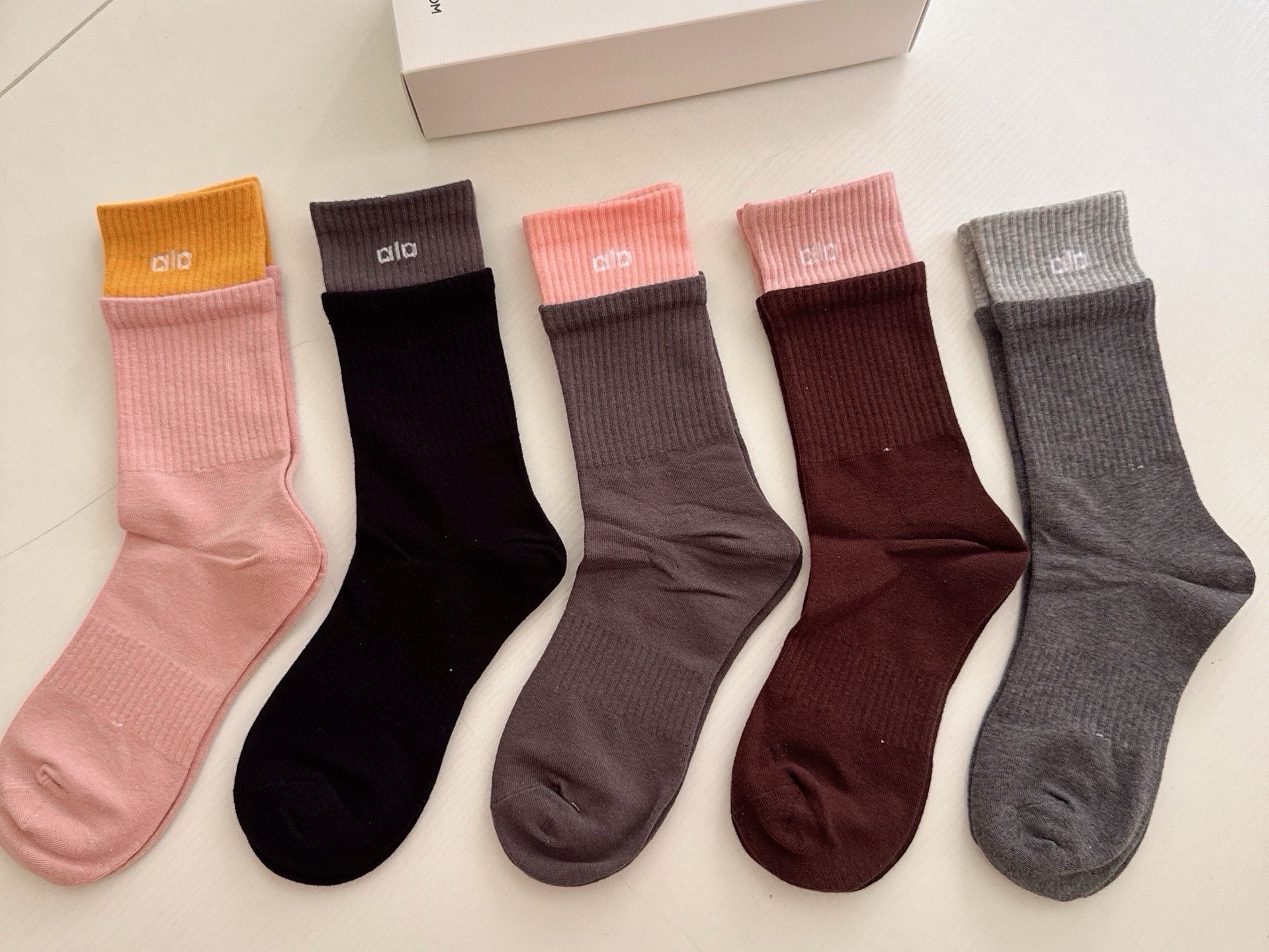 NO:940115,· alo ·alo new women's stockings [five pairs in a box] jacquard classic letter logo, made of pure cotton material, breathable and comfortable, super nice and popular small items, big names on the street, fashionable people must-have super easy-to-match socks, stockings, socks, socks19860909 · alo ·alo新品女款长筒袜子【一盒五双】提花经典字母标志,纯棉材质制造,透气舒适,超级nice超火爆小单品,大牌出街,潮人必备超好搭袜子,丝袜,袜子,socks,accessory