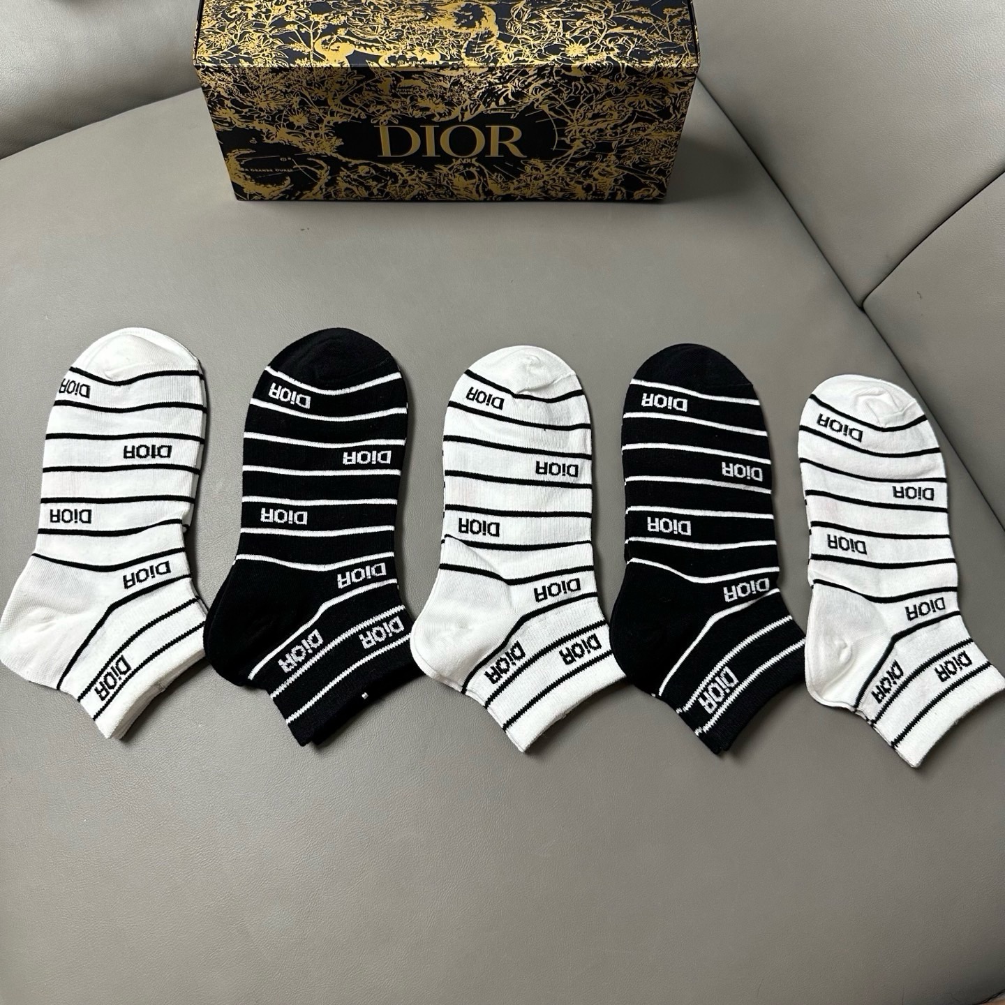 NO:940105,Dior · Dior D's new women's boat socks, [five pairs in a box] pure cotton material, soft and comfortable on the feet, classic D's letter logo, fried chicken and nice big brands are out on the street, fashionable people must have super matching socks, stockings, socks, dior, dior, dior, socks19860909 Dior · 迪奥D家新品女款船袜,【一盒五双】纯棉材质,上脚柔软舒适,经典的D家字母logo,炒鸡nice大牌出街,潮人必备超好搭袜子,丝袜,袜子,dior,dior,dior,socks,accessory
