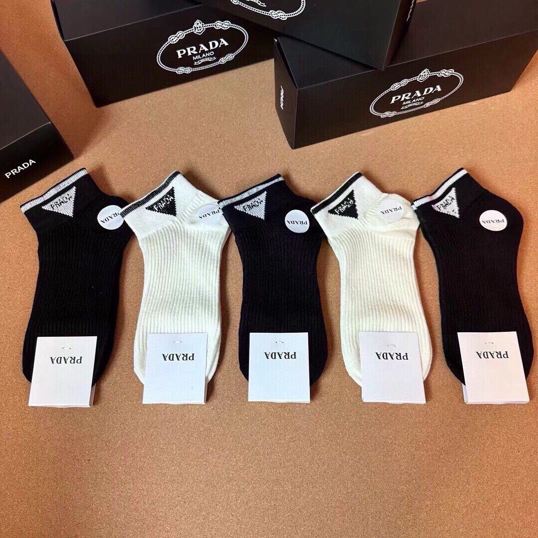 NO:940120,PRADA · Prada's new socks [five pairs in a box] are made of pure cotton material, with jacquard classic logo, soft and comfortable, big-name streetwear, fashionable people's must-have socks, stockings, socks, prada, prada, socks19860909 PRADA · 普拉达新品袜子【一盒五双】纯棉材质织造,提花经典标志,柔软舒适,大牌出街,潮人必备超好搭袜子,丝袜,袜子,prada,prada,socks,accessory
