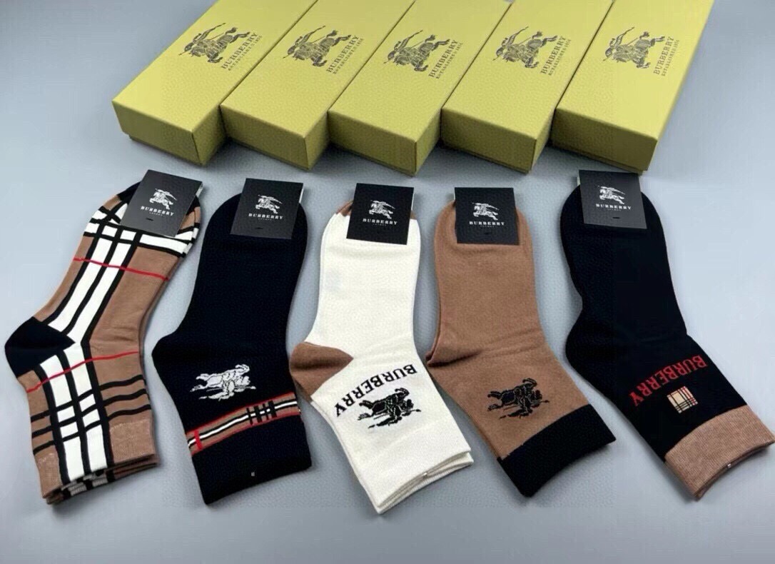 NO:940142,Burberry · Burberry B's new men's socks [five pairs in a box] are made of pure cotton material, soft and comfortable, and the jacquard classic brand's full name letters are matched with the never-ending classic bag, which fully demonstrates the brand's low-key luxury style for men. Ins is a super popular small item, a big name goes out, and a must-have for fashionable people. Super easy-to-match socks, stockings, socks, burberry, burberry, socks19860909 Burberry · 巴宝莉B家新品男款袜子【一盒五双】纯棉材质织造,柔软舒适,提花经典品牌全称字母搭配永不落幕的经典巴格,完全彰显该品牌男士的低调奢华风格ins超火爆小单品,大牌出街,潮人必备超好搭袜子,丝袜,袜子,burberry,burberry,socks,accessory