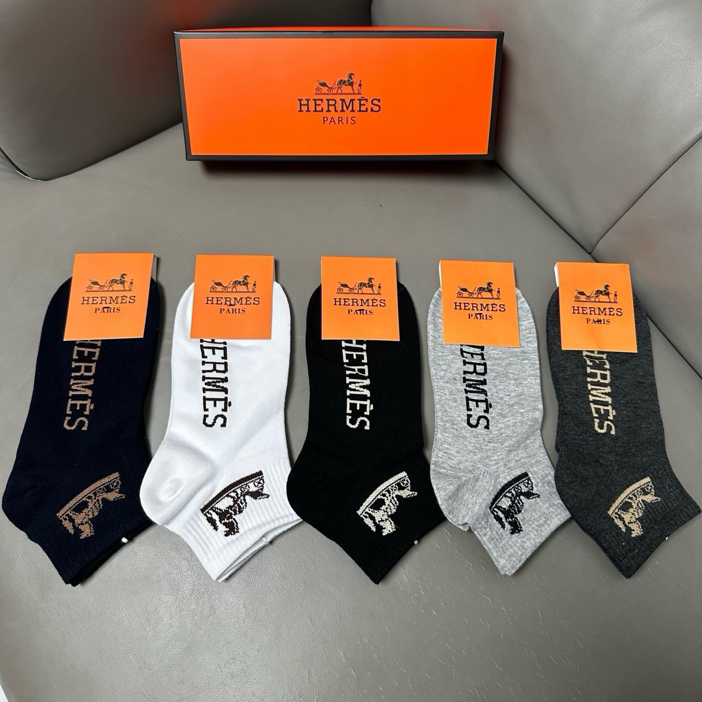 NO:940720,Hermes · Hermès Big H new men's spring and summer socks [five pairs in a box] jacquard classic logo, made of pure cotton material, breathable and comfortable, super nice and popular small item, big name on the street, fashionable people must have super good socks, stockings, socks, hermes, hermes, socks19860909 Hermes · 爱马仕大H新品男款春夏款袜子【一盒五双】提花经典标志,纯棉材质制造,透气舒适,超级nice超火爆小单品,大牌出街,潮人必备超好搭袜子,丝袜,袜子,hermes,hermes,socks,accessory