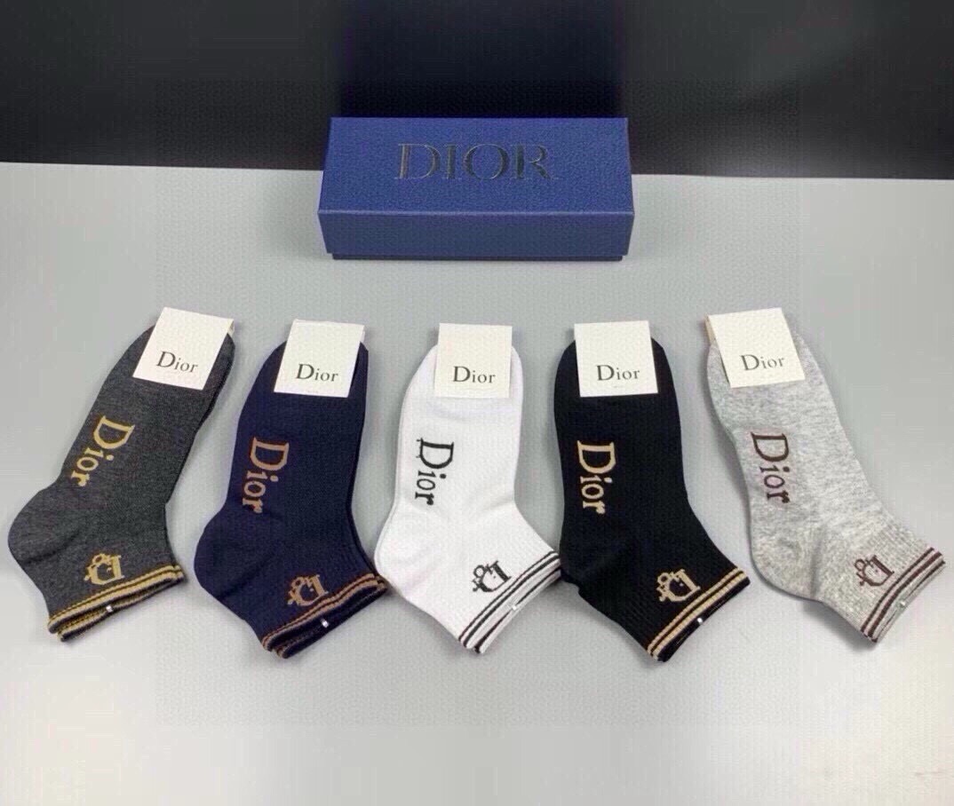 NO:940704,Dior · Dior D's new short socks [five pairs in a box] are made of pure cotton, soft and comfortable on the feet, classic D's letter logo, fried chicken and nice big brands are out on the street, fashionable people must have super easy-to-match socks, stockings, socks, dior, dior, dior, socks19860909 Dior · 迪奥D家新品短款袜子【一盒五双】纯棉材质,上脚柔软舒适,经典的D家字母logo,炒鸡nice大牌出街,潮人必备超好搭袜子,丝袜,袜子,dior,dior,dior,socks,accessory