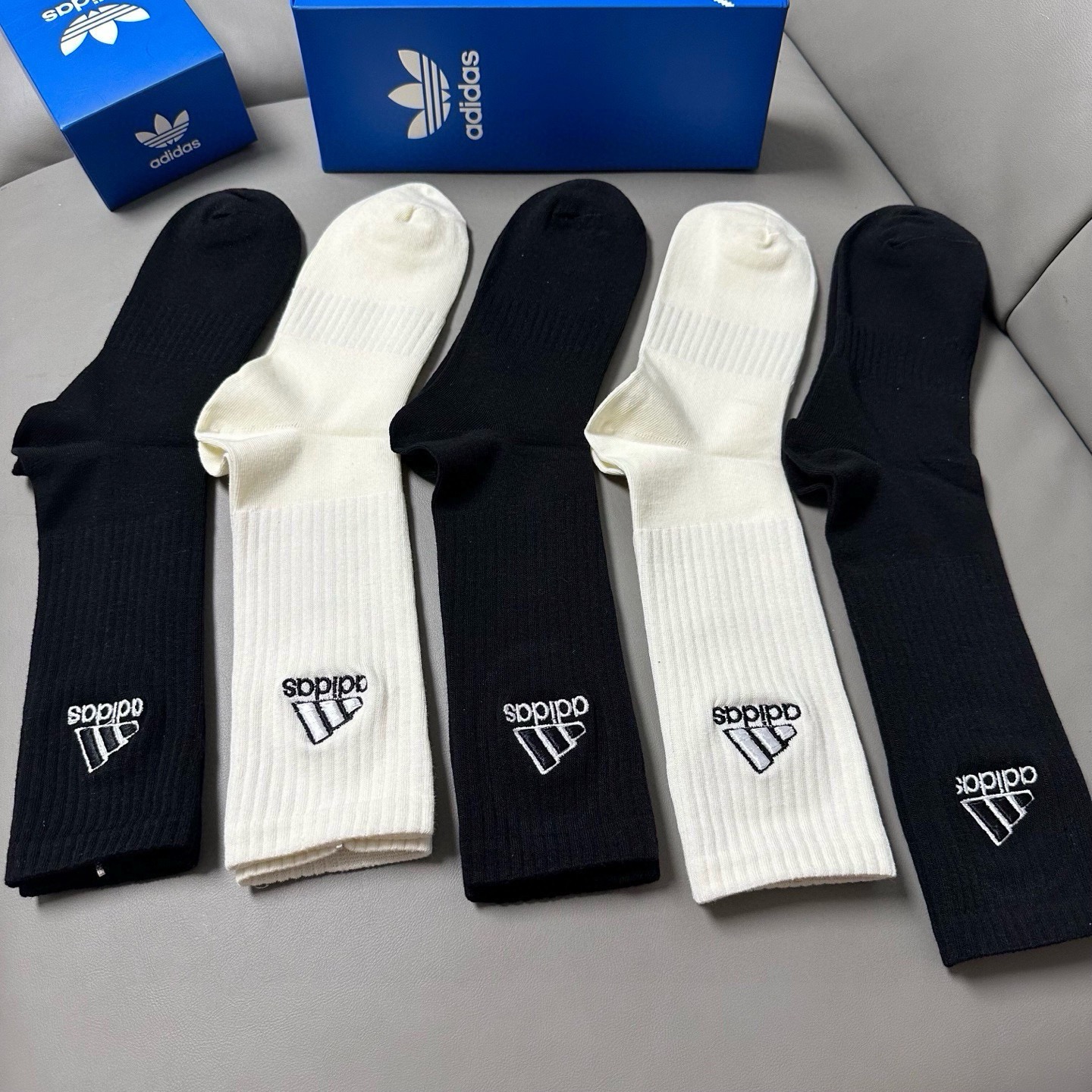 🆕Adidas · 阿迪达斯❗️新品女款长筒袜子，火爆全网的三叶草❗️☘万针刺绣️logo超级nice❗️❗️设计惊艳绝