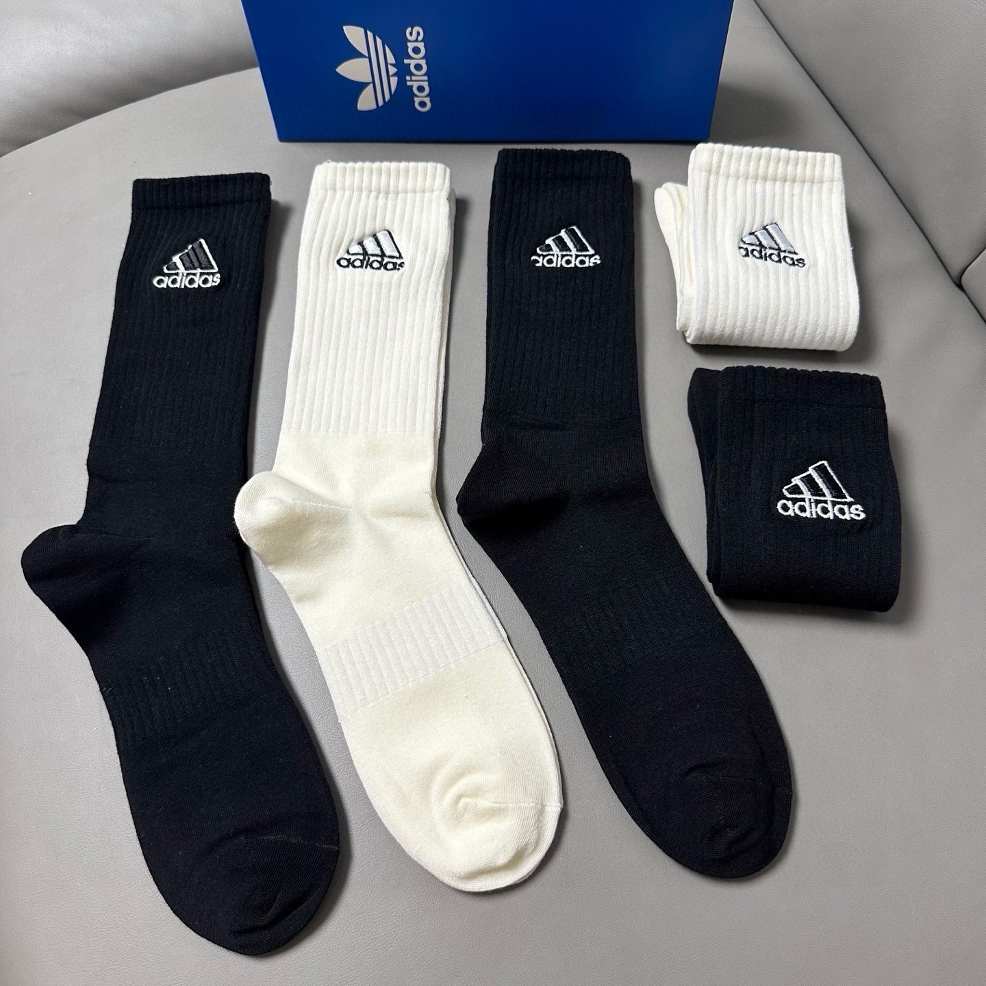 🆕Adidas · 阿迪达斯❗️新品女款长筒袜子，火爆全网的三叶草❗️☘万针刺绣️logo超级nice❗️❗️设计惊艳绝