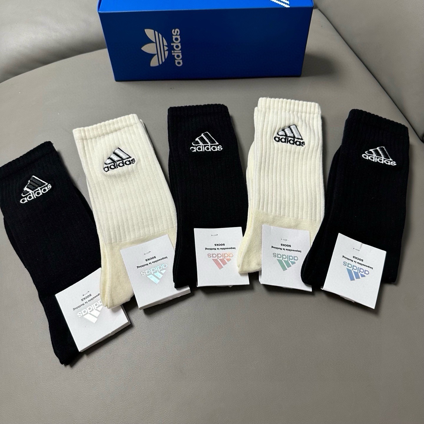 🆕Adidas · 阿迪达斯❗️新品女款长筒袜子，火爆全网的三叶草❗️☘万针刺绣️logo超级nice❗️❗️设计惊艳绝