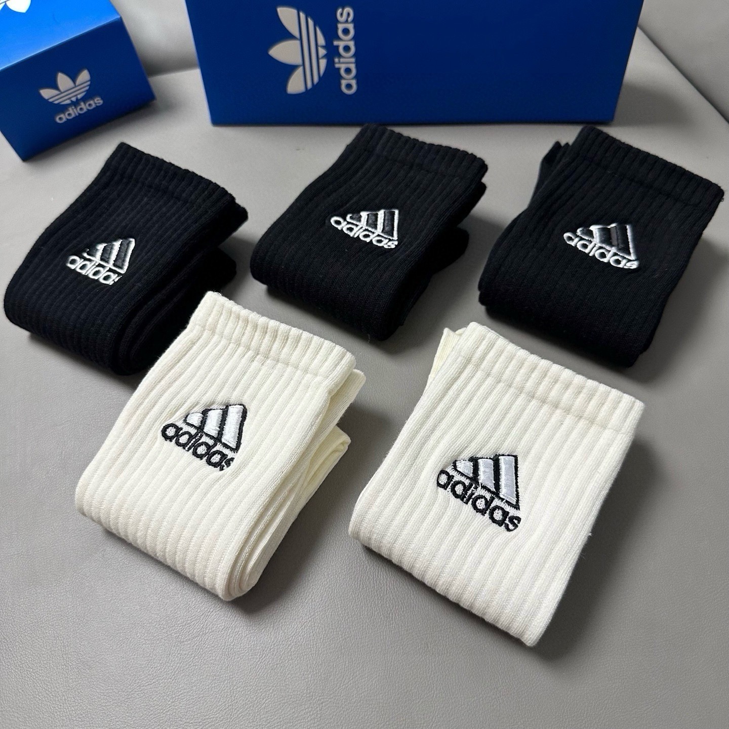 🆕Adidas · 阿迪达斯❗️新品女款长筒袜子，火爆全网的三叶草❗️☘万针刺绣️logo超级nice❗️❗️设计惊艳绝