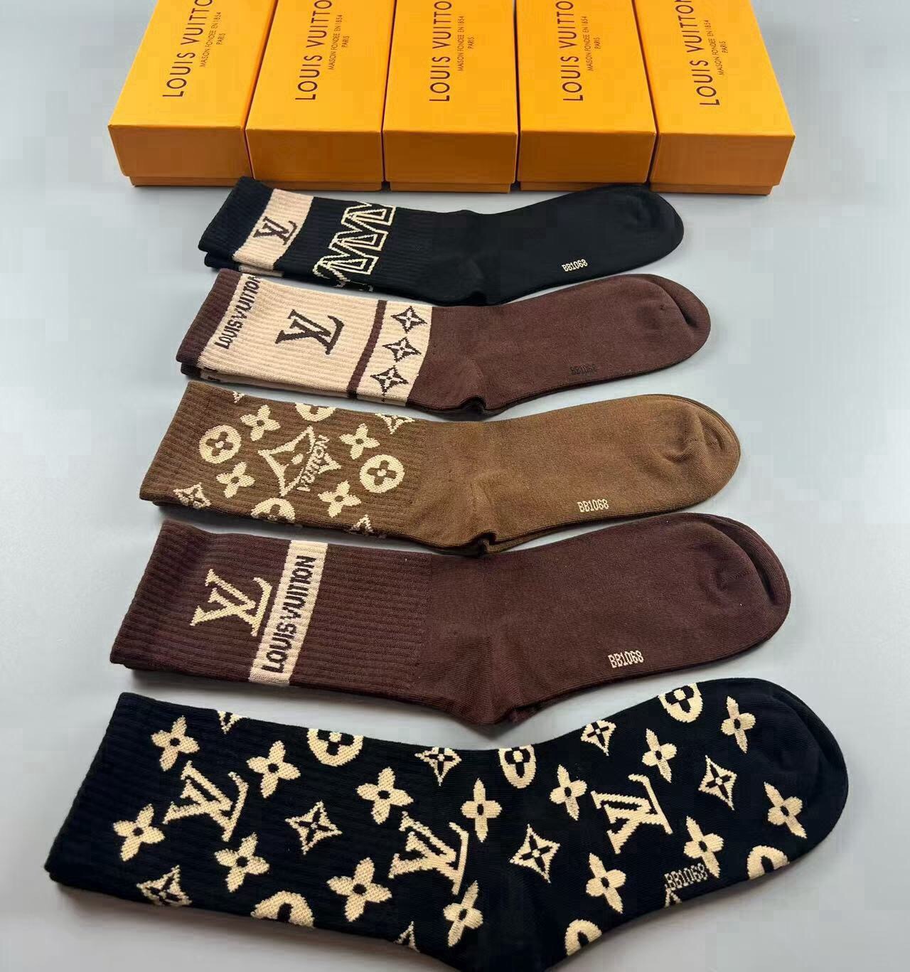 🆕Louis Vuitton · 路易威登❗️驴家新品高筒袜子❗️【一盒五双】纯棉材质，提花经典标志，柔软舒适透气，提花