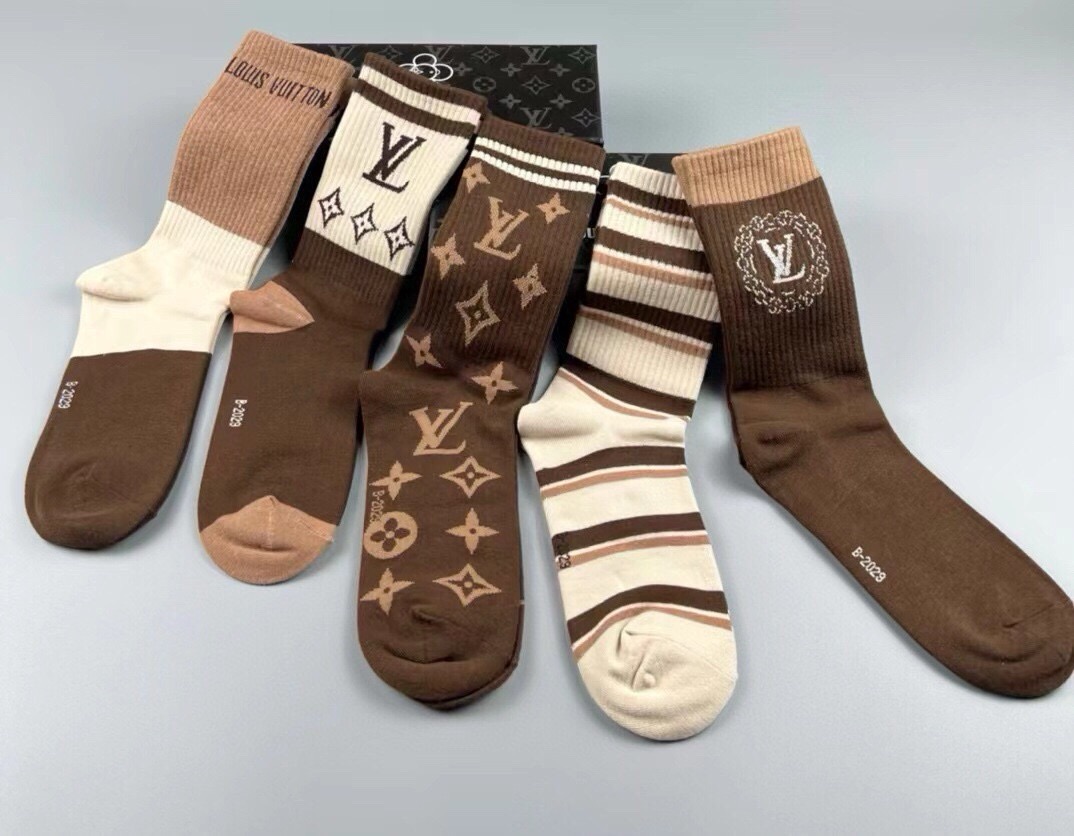 🆕Louis Vuitton · 路易威登❗️驴家新品女款高筒袜子❗️【一盒五双】纯棉材质，提花经典标志，柔软舒适透气，