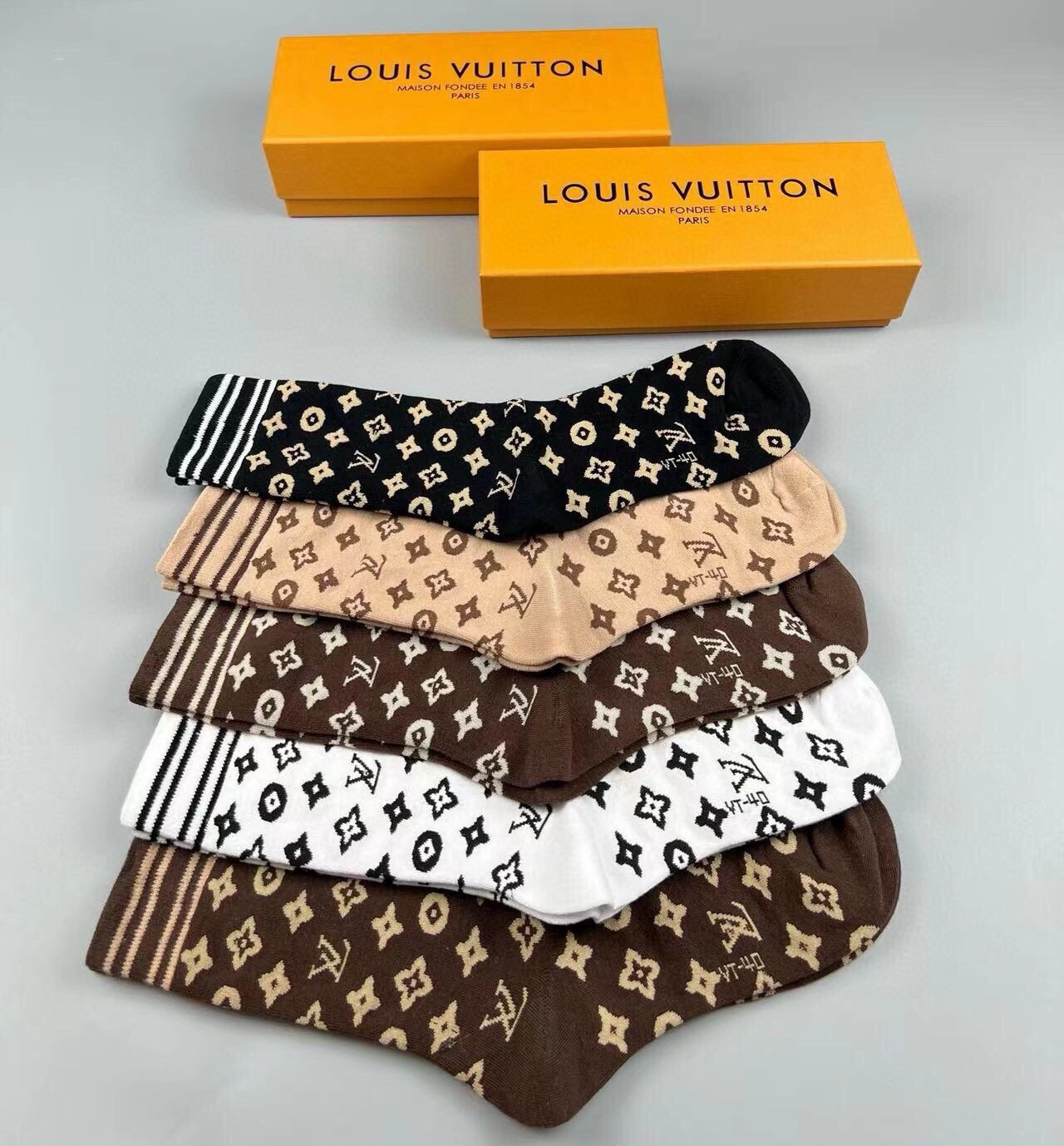 🆕Louis Vuitton · 路易威登❗️驴家新品高筒袜子❗️【一盒五双】纯棉材质，提花经典标志，柔软舒适透气，提花
