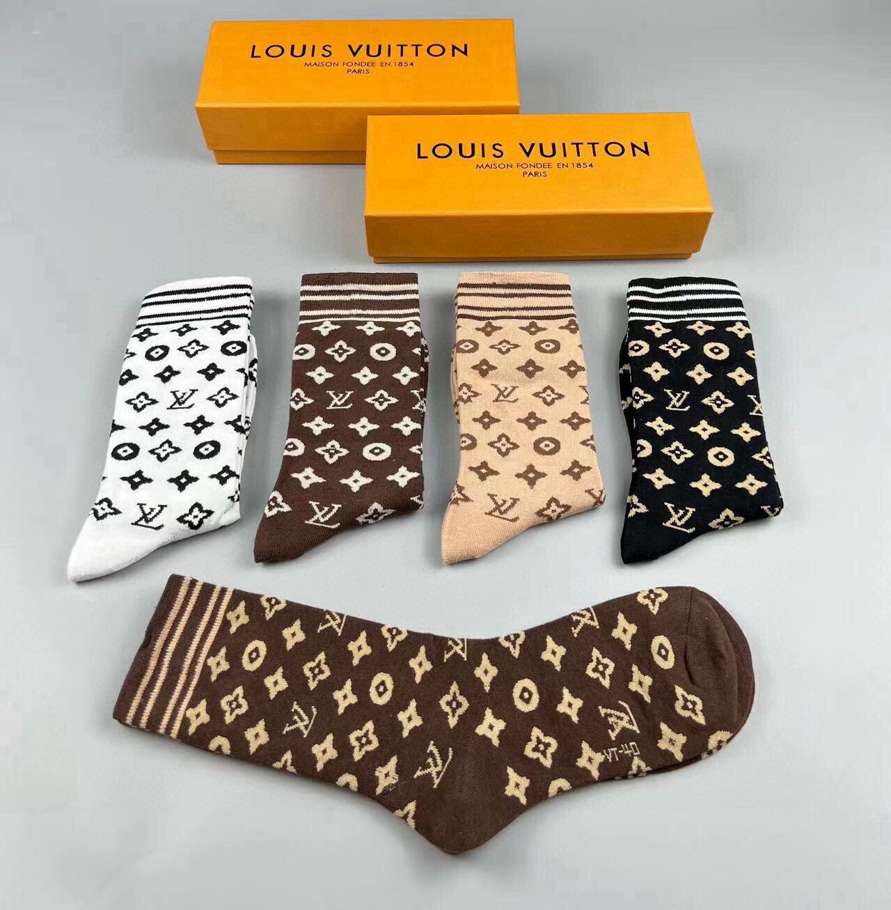 🆕Louis Vuitton · 路易威登❗️驴家新品高筒袜子❗️【一盒五双】纯棉材质，提花经典标志，柔软舒适透气，提花