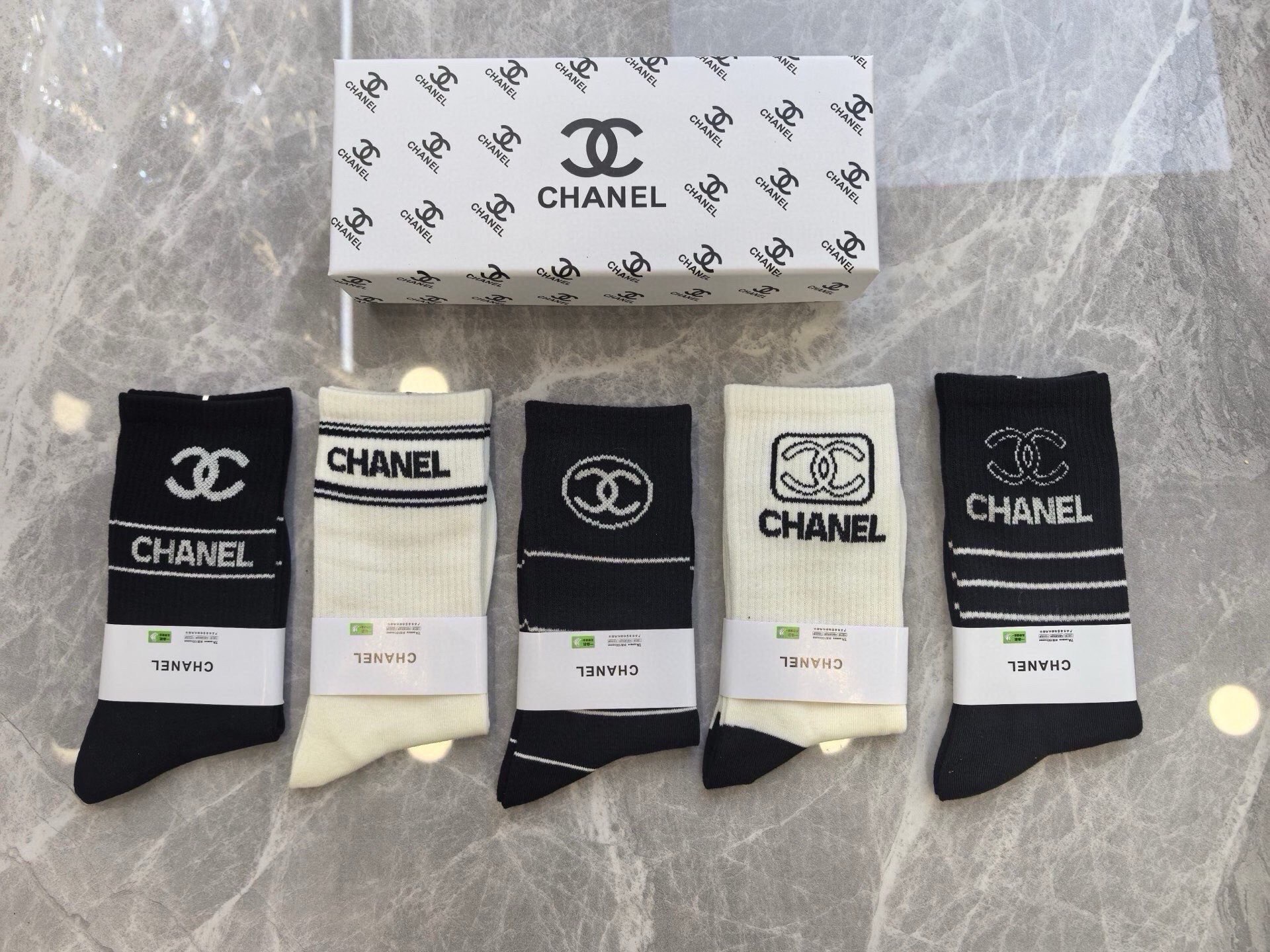 🆕CHANEL · 香奈儿❗️香奶奶家新品女款袜子❗️【一盒五双】纯棉材质，柔软舒适透气，提花经典品牌全称logo，炒鸡